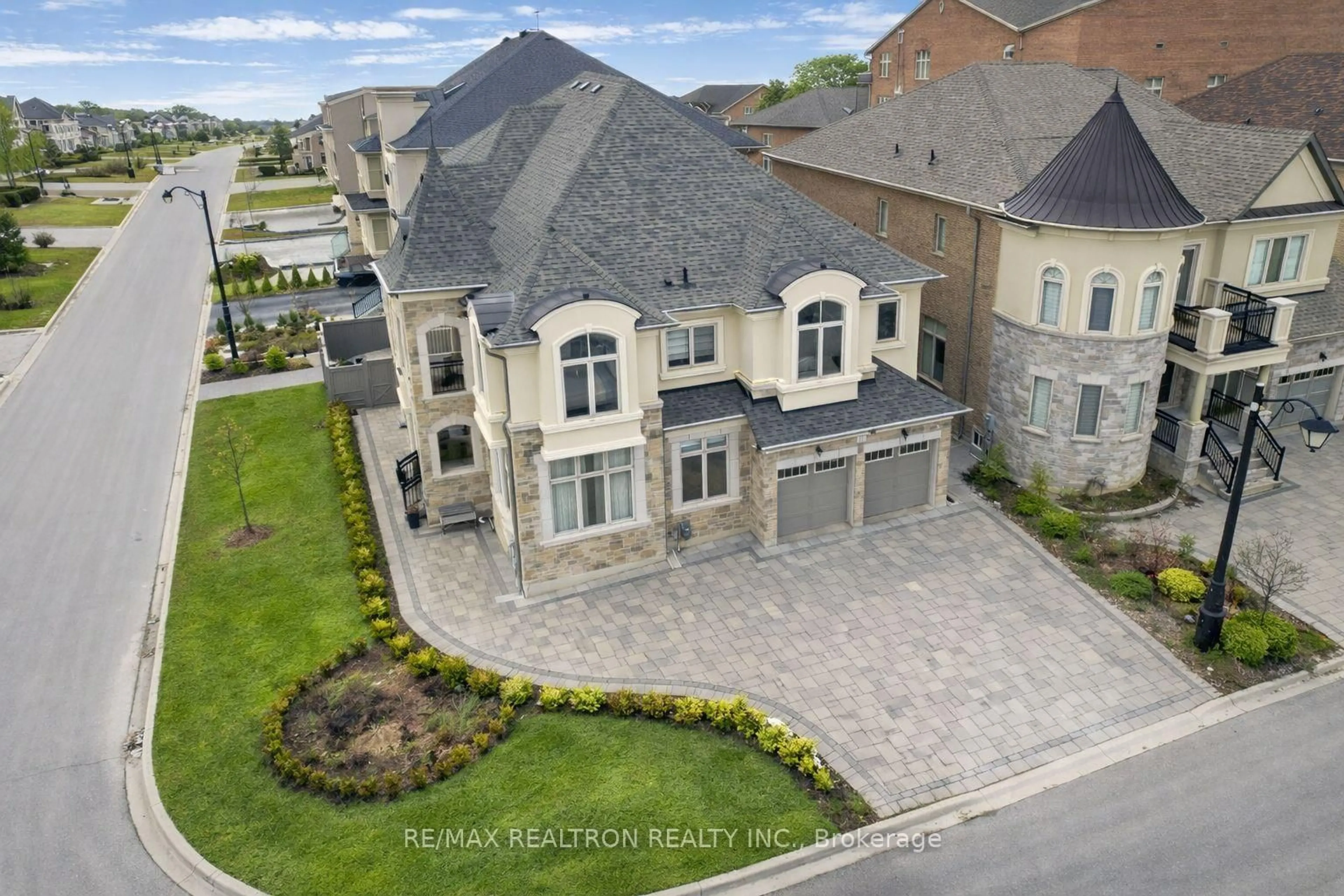 A pic from outside/outdoor area/front of a property/back of a property/a pic from drone, street for 12 Hurst Ave, Vaughan Ontario L6A 4X6