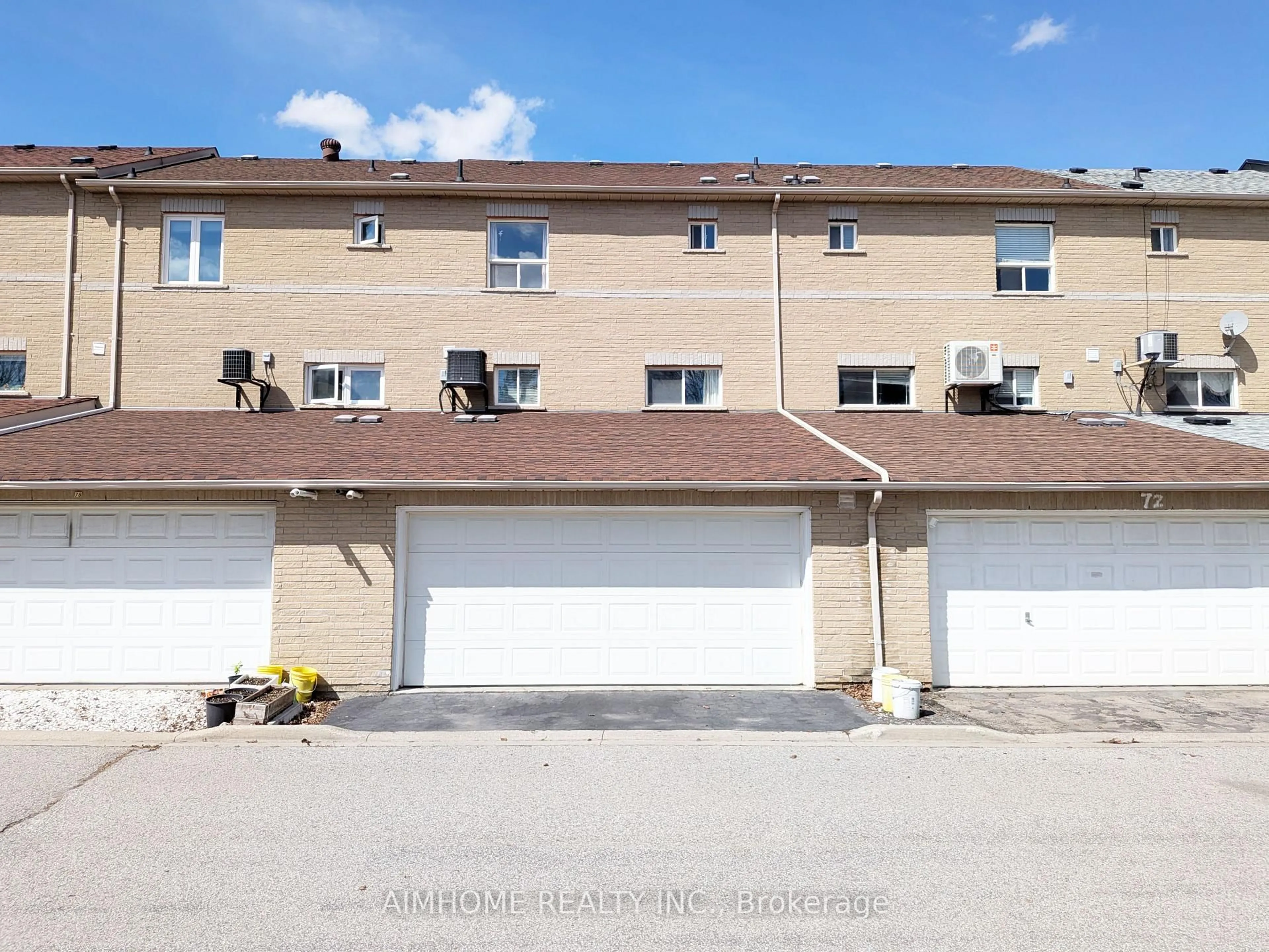 A pic from outside/outdoor area/front of a property/back of a property/a pic from drone, street for 74 Sunway Sq, Markham Ontario L3P 7X5