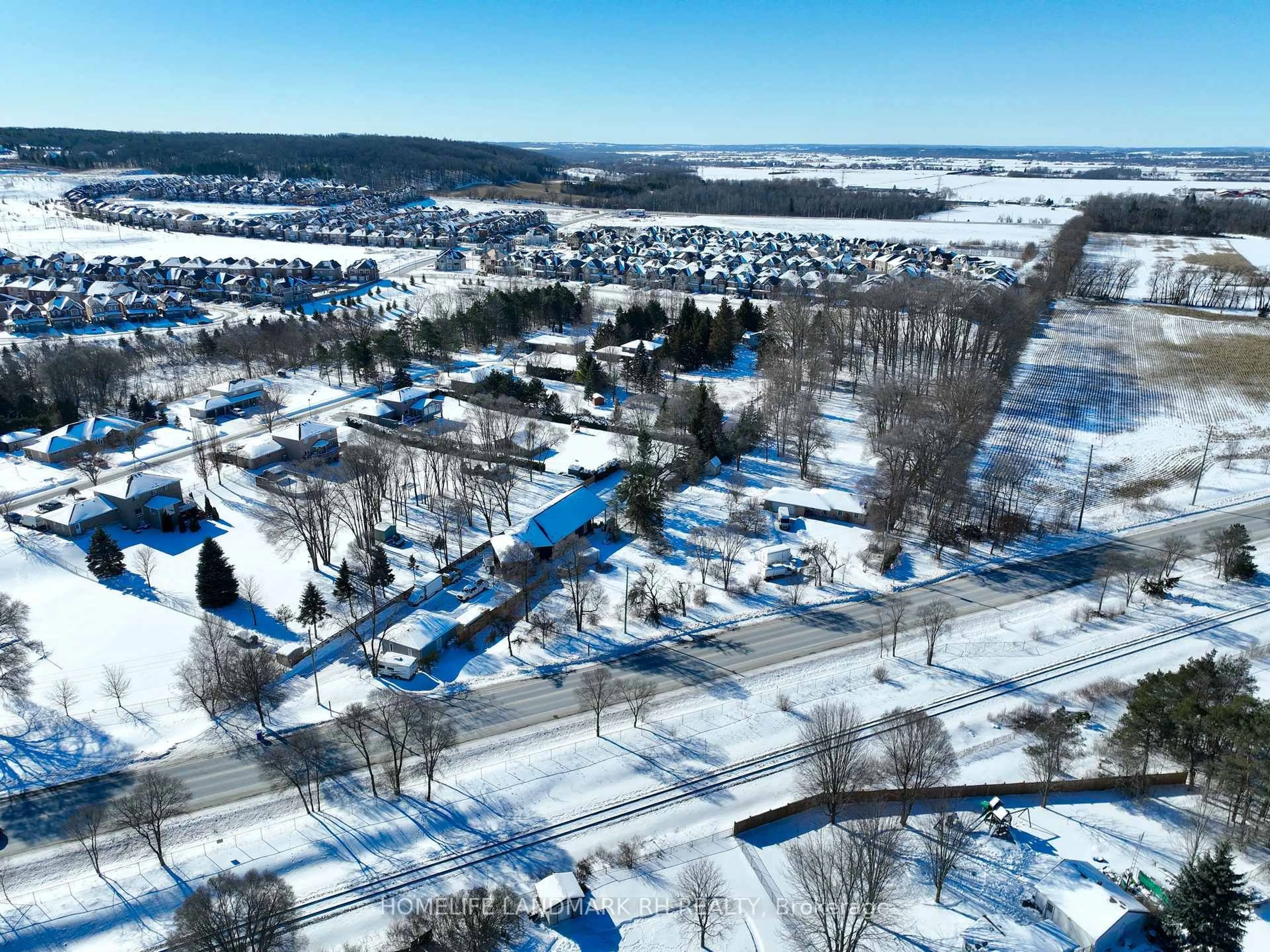 A pic from outside/outdoor area/front of a property/back of a property/a pic from drone, street for 19452 Holland Landing Rd, East Gwillimbury Ontario L9N 1M8