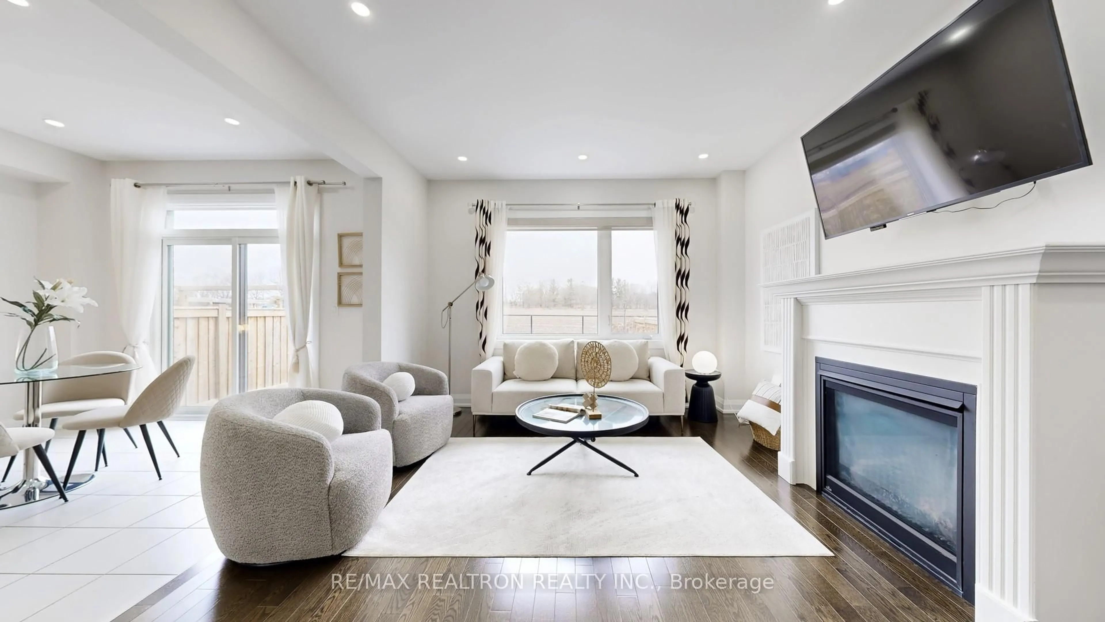 Living room with furniture, wood/laminate floor for 44 Festival Crt, East Gwillimbury Ontario L9N 0N8