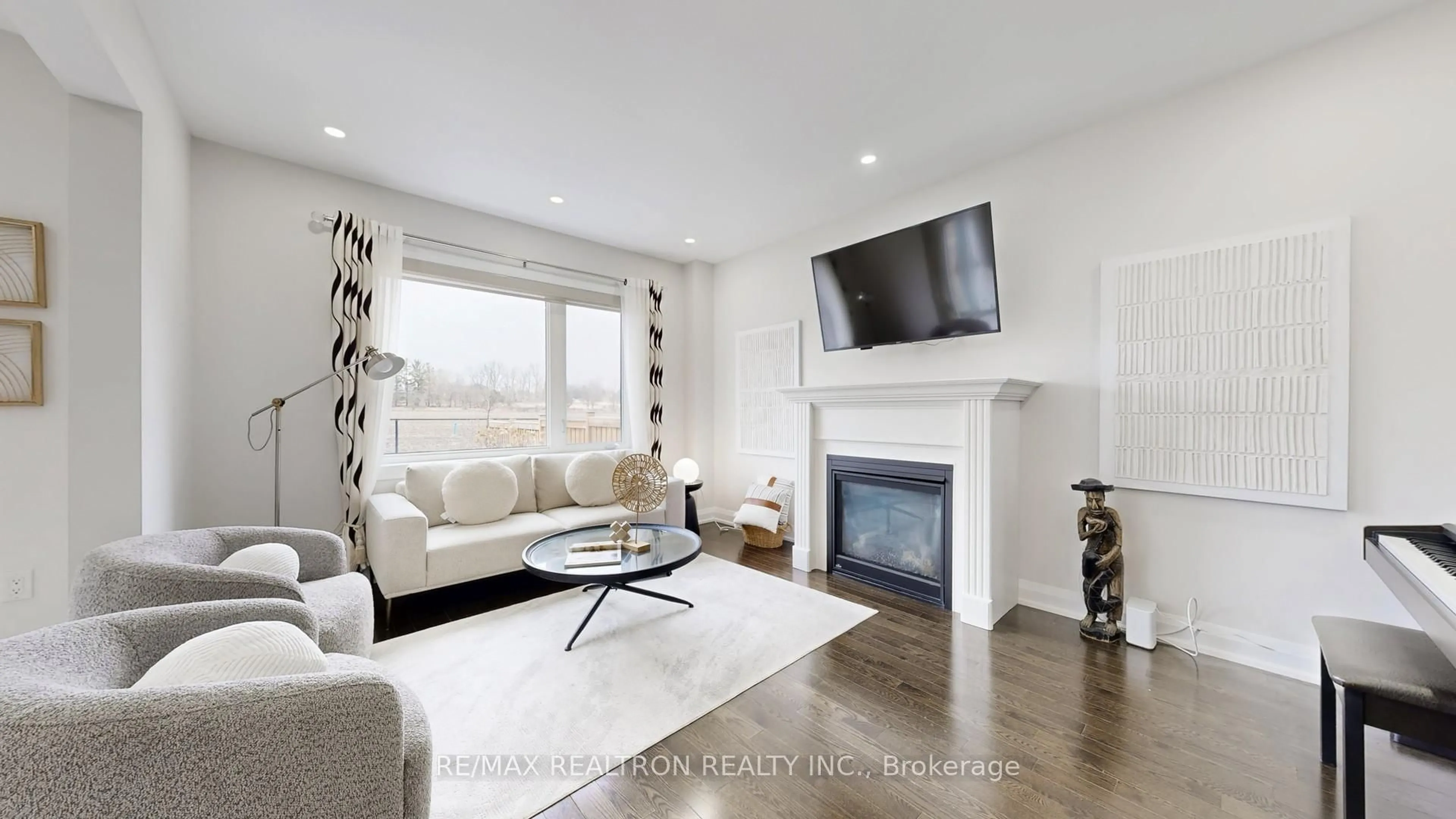 Living room with furniture, unknown for 44 Festival Crt, East Gwillimbury Ontario L9N 0N8