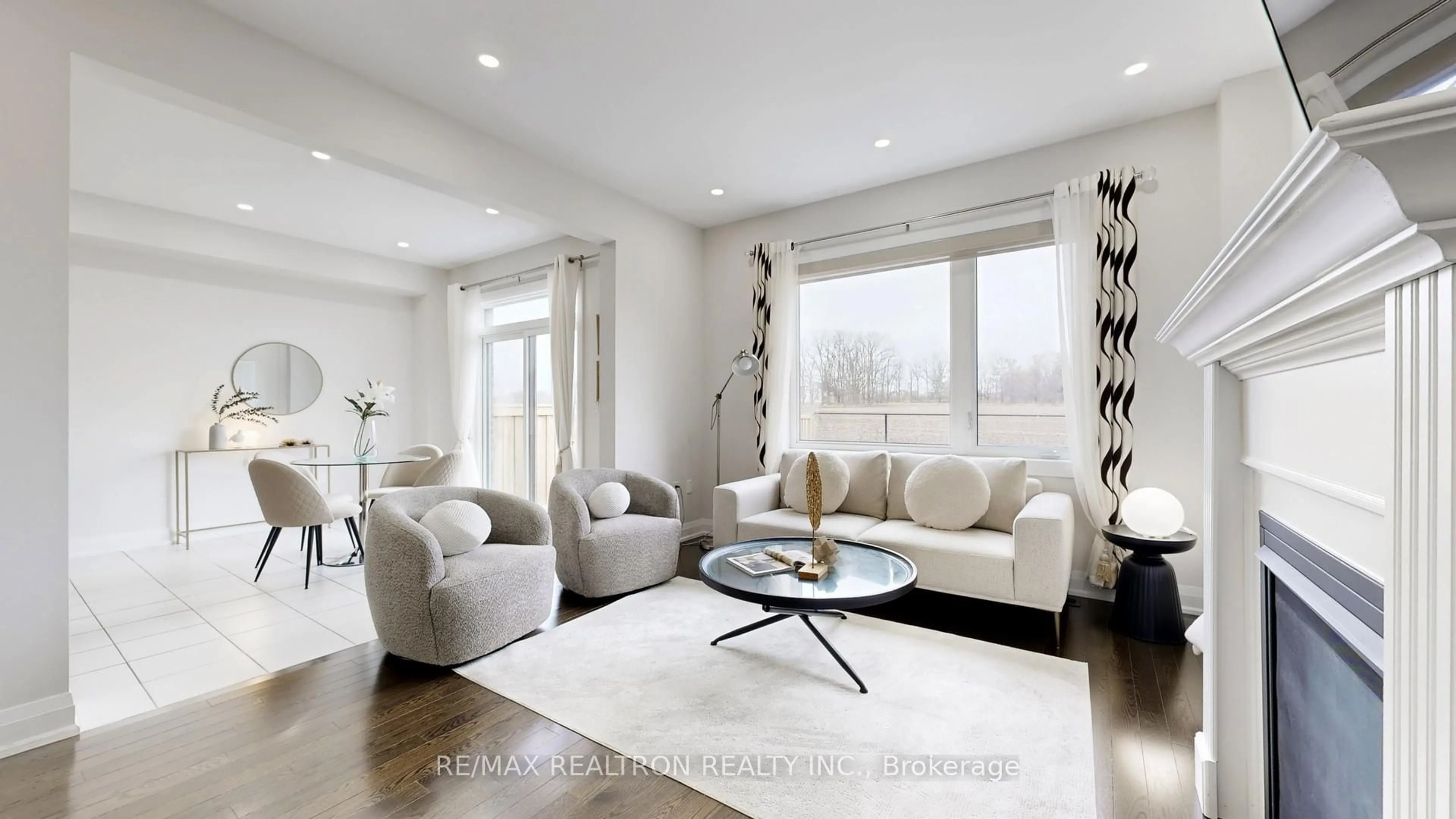 Living room with furniture, wood/laminate floor for 44 Festival Crt, East Gwillimbury Ontario L9N 0N8