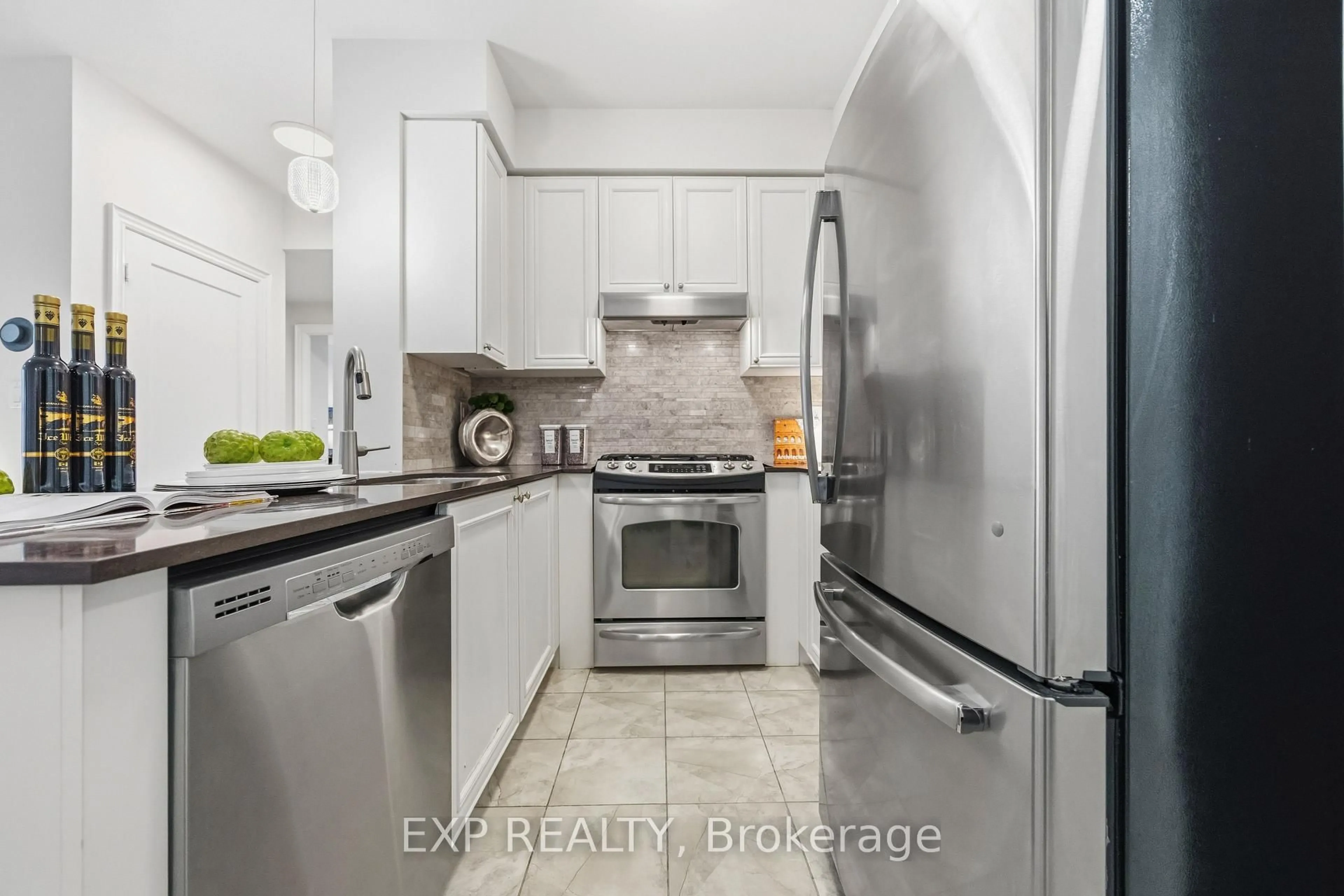 Standard kitchen, ceramic/tile floor for 28 Prince Regent St #211, Markham Ontario L6C 0V5