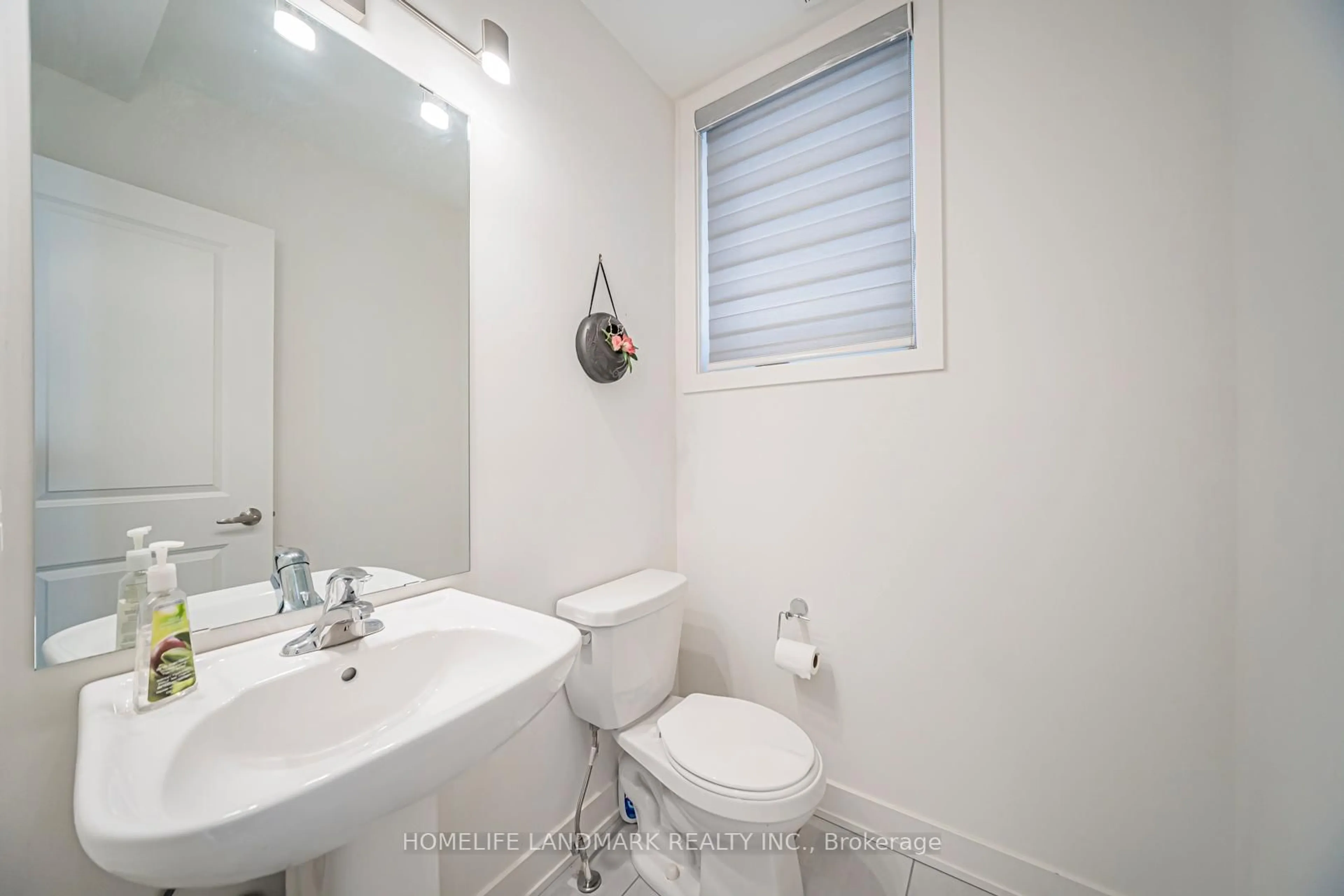 Standard bathroom, unknown for 22 Benoit St, Vaughan Ontario L4H 4R7