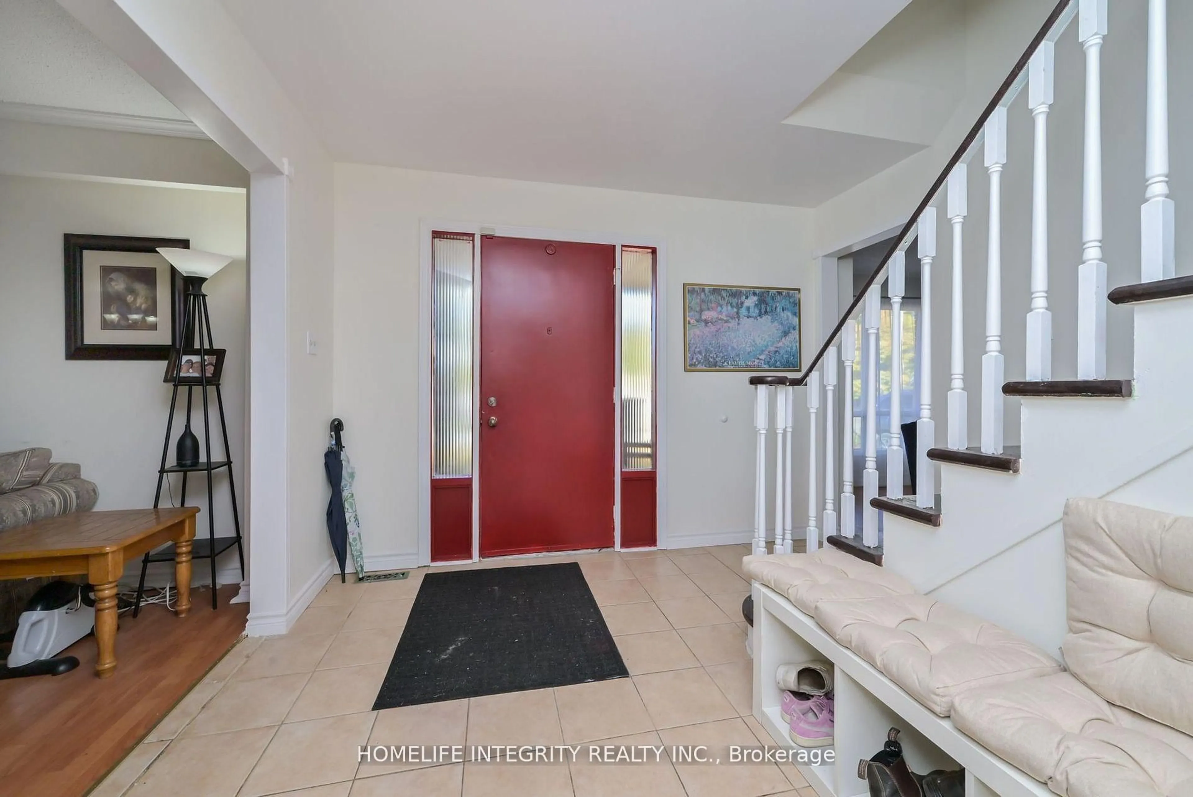 Indoor entryway for 9 Greenaway St, New Tecumseth Ontario L0G 1W0