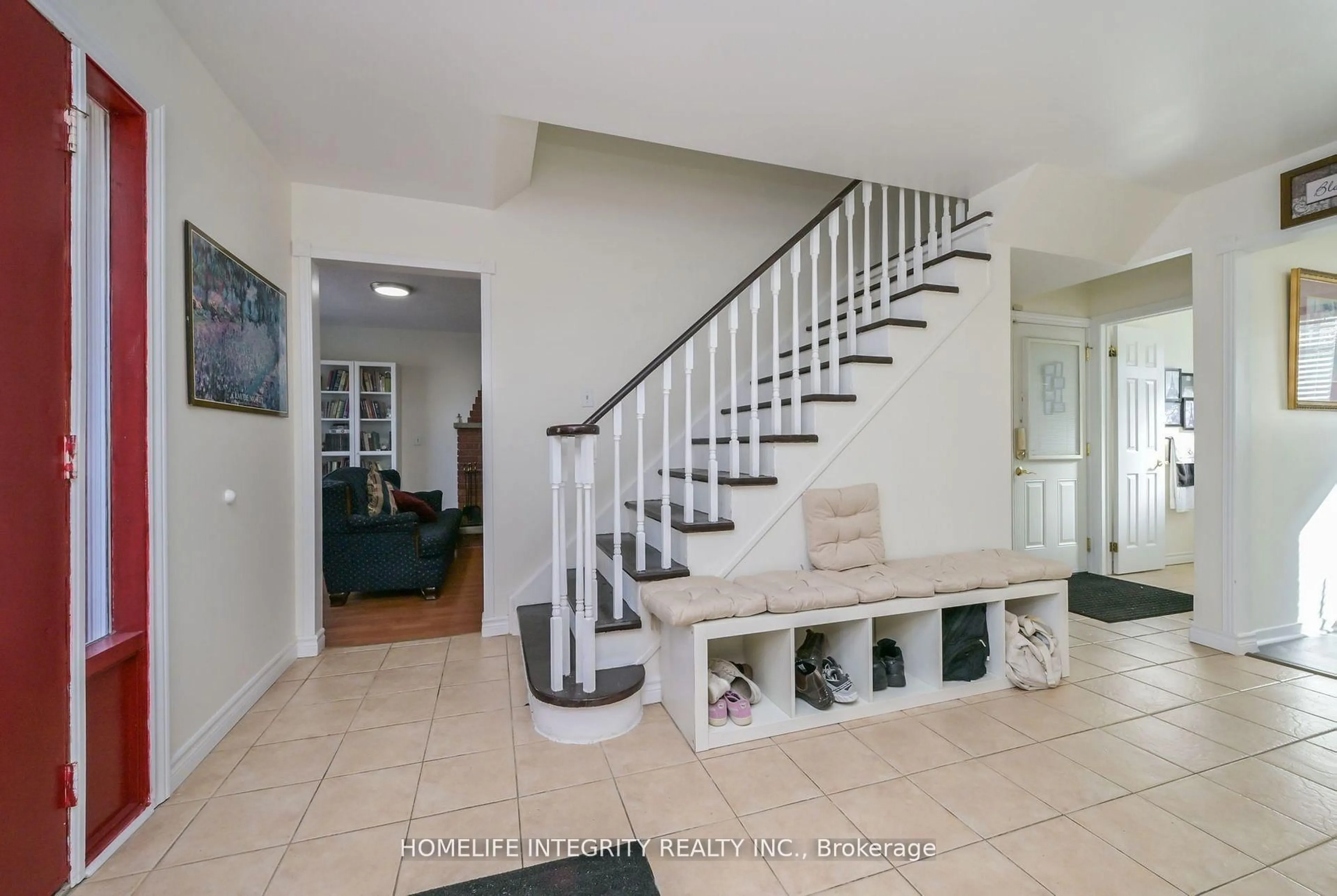 Indoor entryway for 9 Greenaway St, New Tecumseth Ontario L0G 1W0