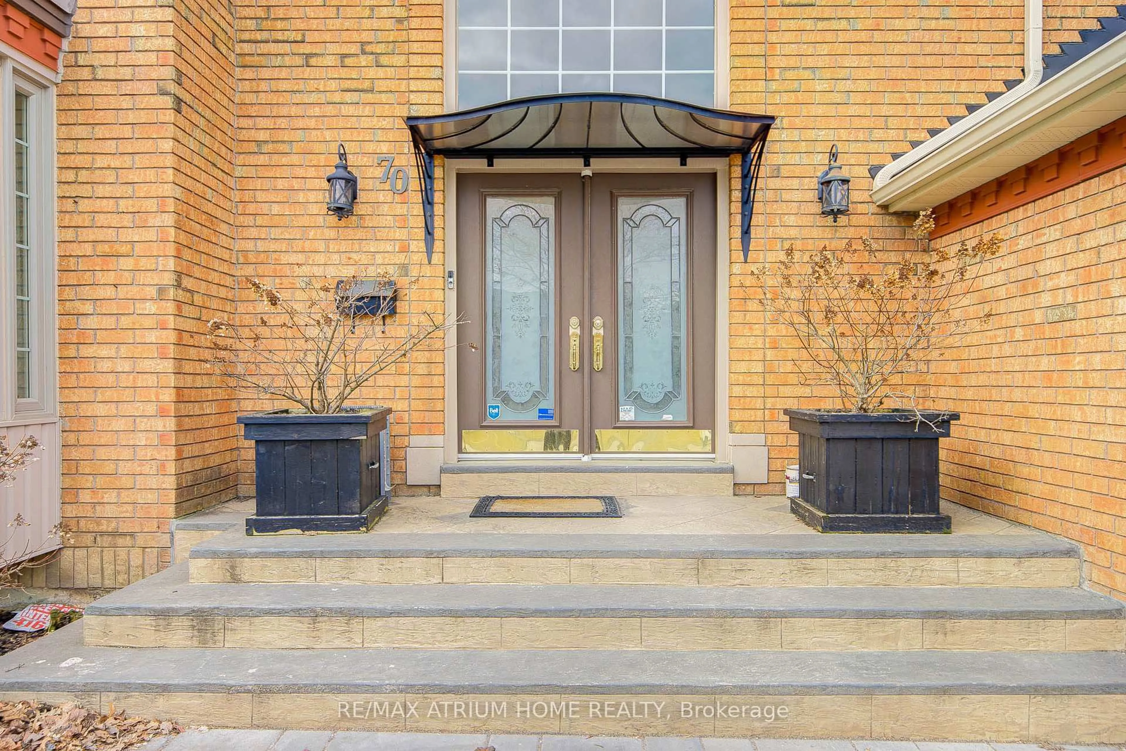 Indoor entryway for 70 Strathearn Ave, Richmond Hill Ontario L4B 2J5