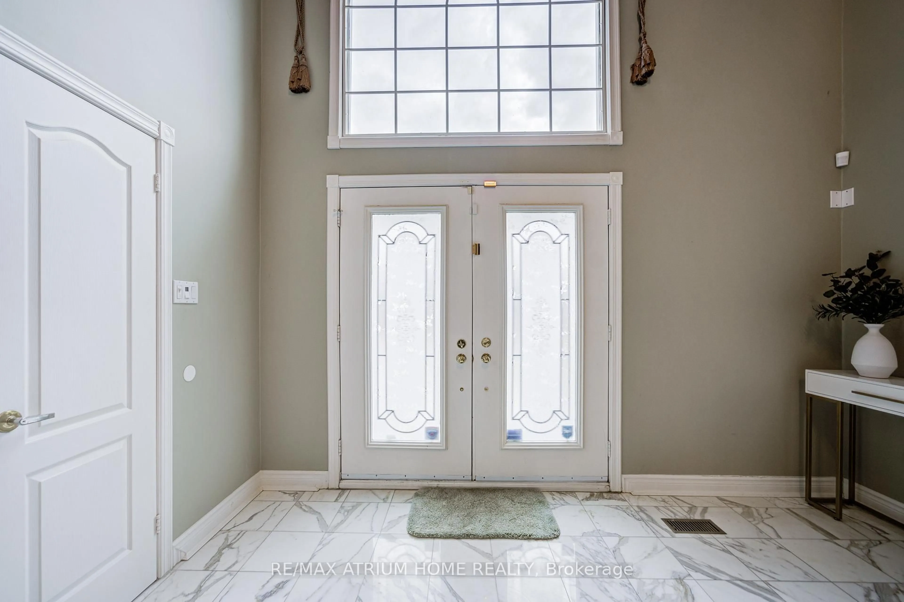 Indoor entryway for 70 Strathearn Ave, Richmond Hill Ontario L4B 2J5