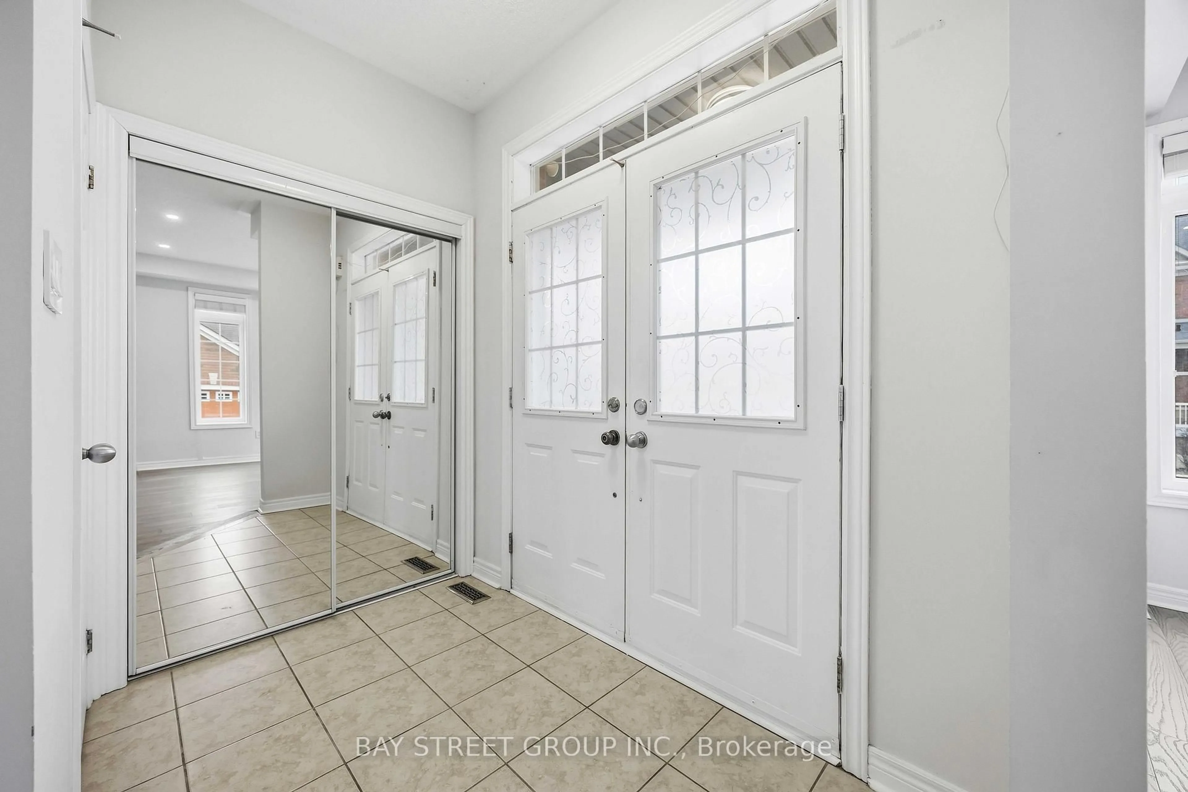 Indoor entryway for 5 Tottenham Crt, Markham Ontario L6B 1H5