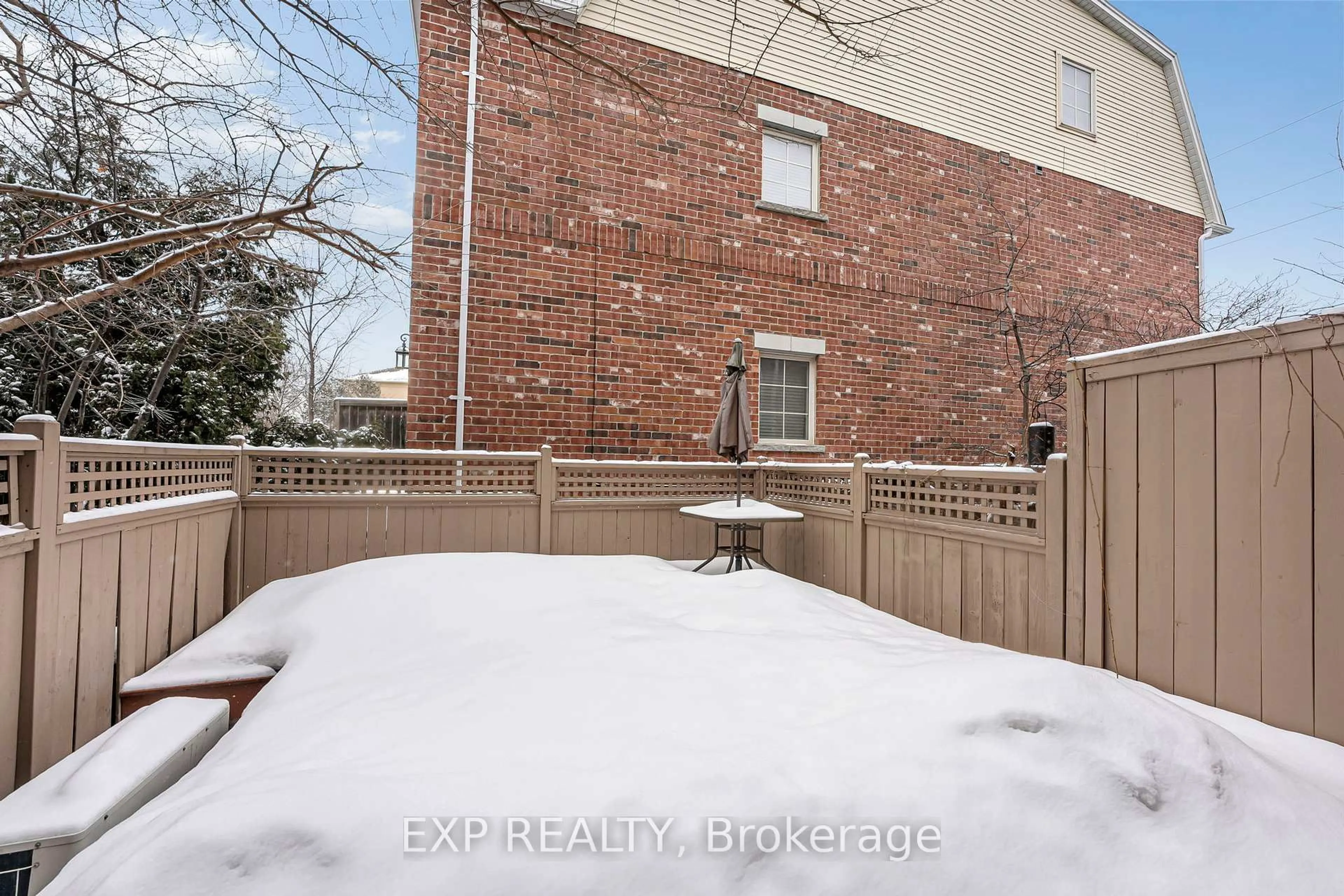Patio, street for 142 Hall St, Richmond Hill Ontario L4C 4N8