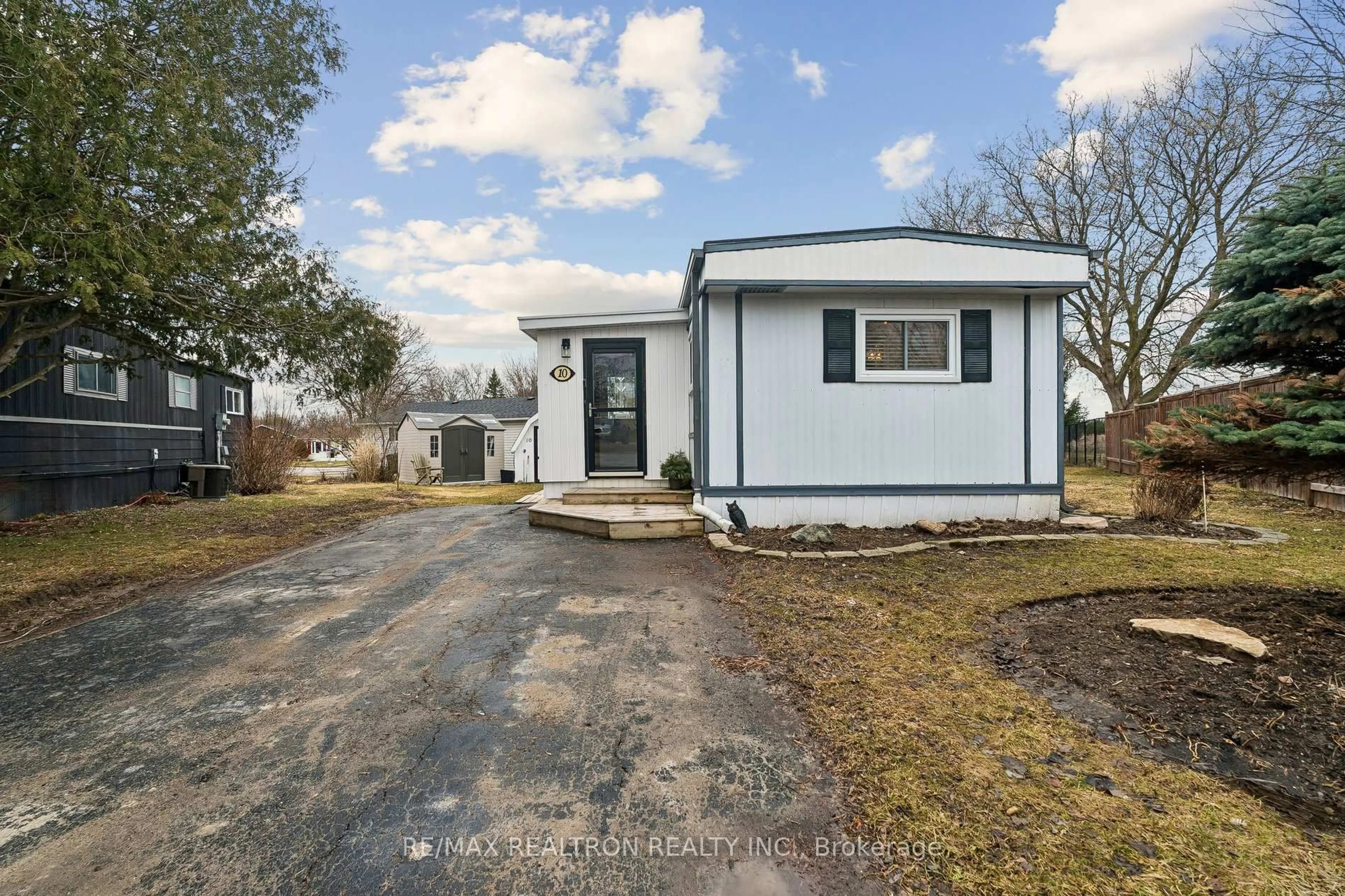 A pic from outside/outdoor area/front of a property/back of a property/a pic from drone, street for 10 Pinecrest Circ, Innisfil Ontario L0L 1L0