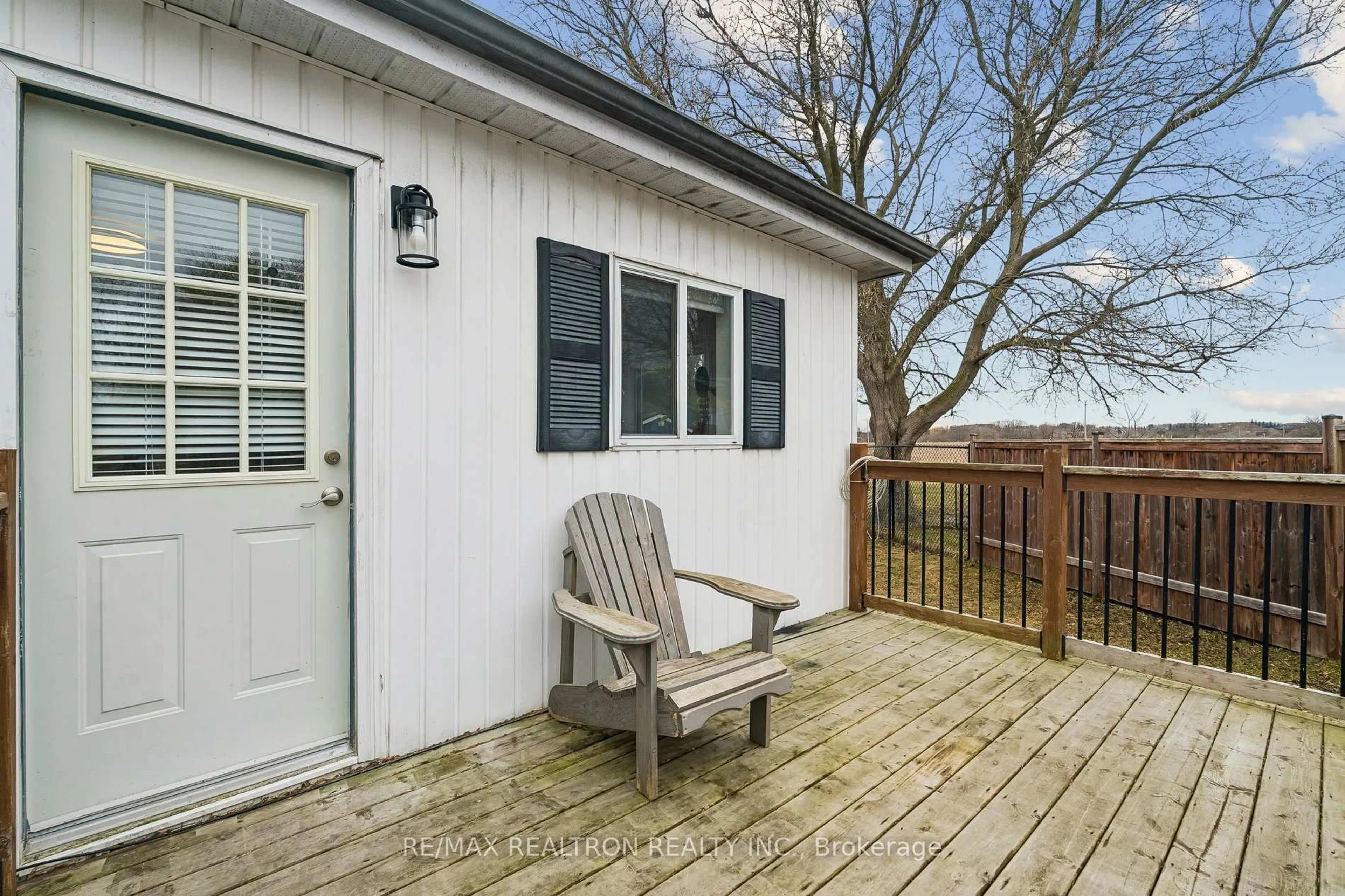 Patio, street for 10 Pinecrest Circ, Innisfil Ontario L0L 1L0