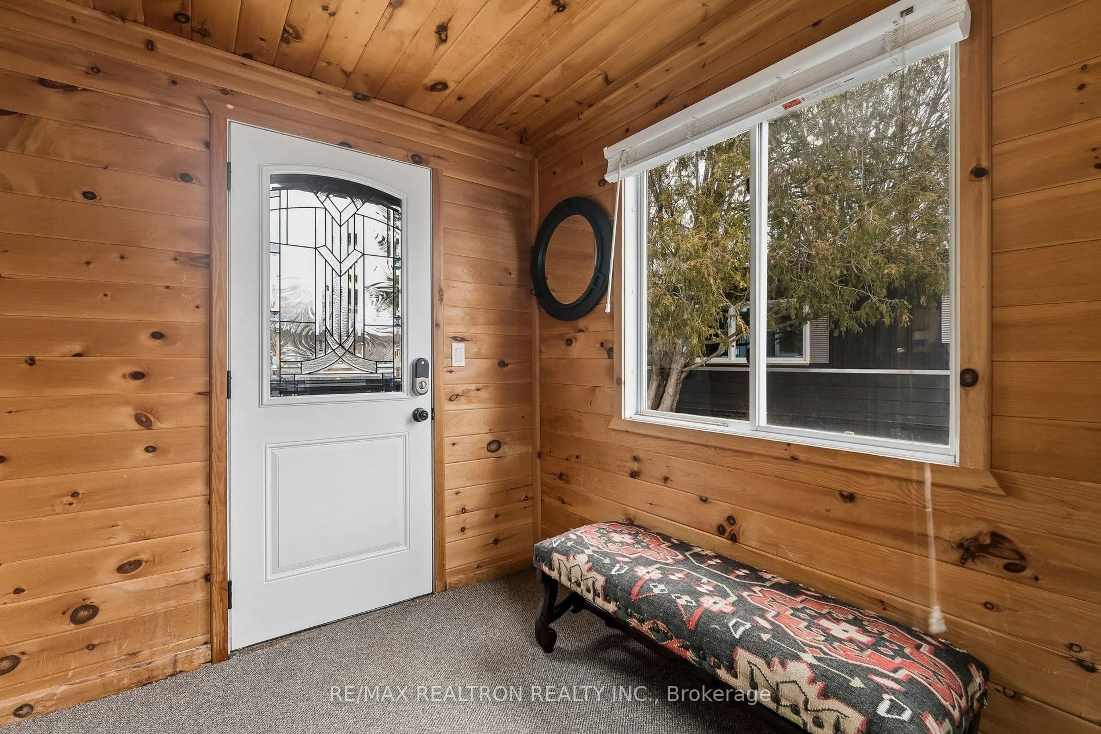 Indoor entryway for 10 Pinecrest Circ, Innisfil Ontario L0L 1L0