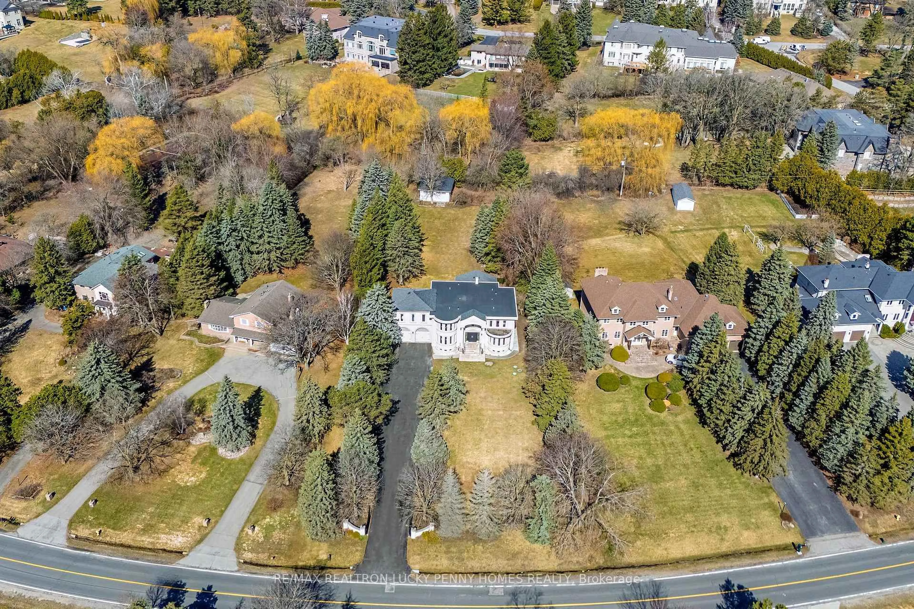 A pic from outside/outdoor area/front of a property/back of a property/a pic from drone, street for 35 Cachet Pkwy, Markham Ontario L6C 1C5