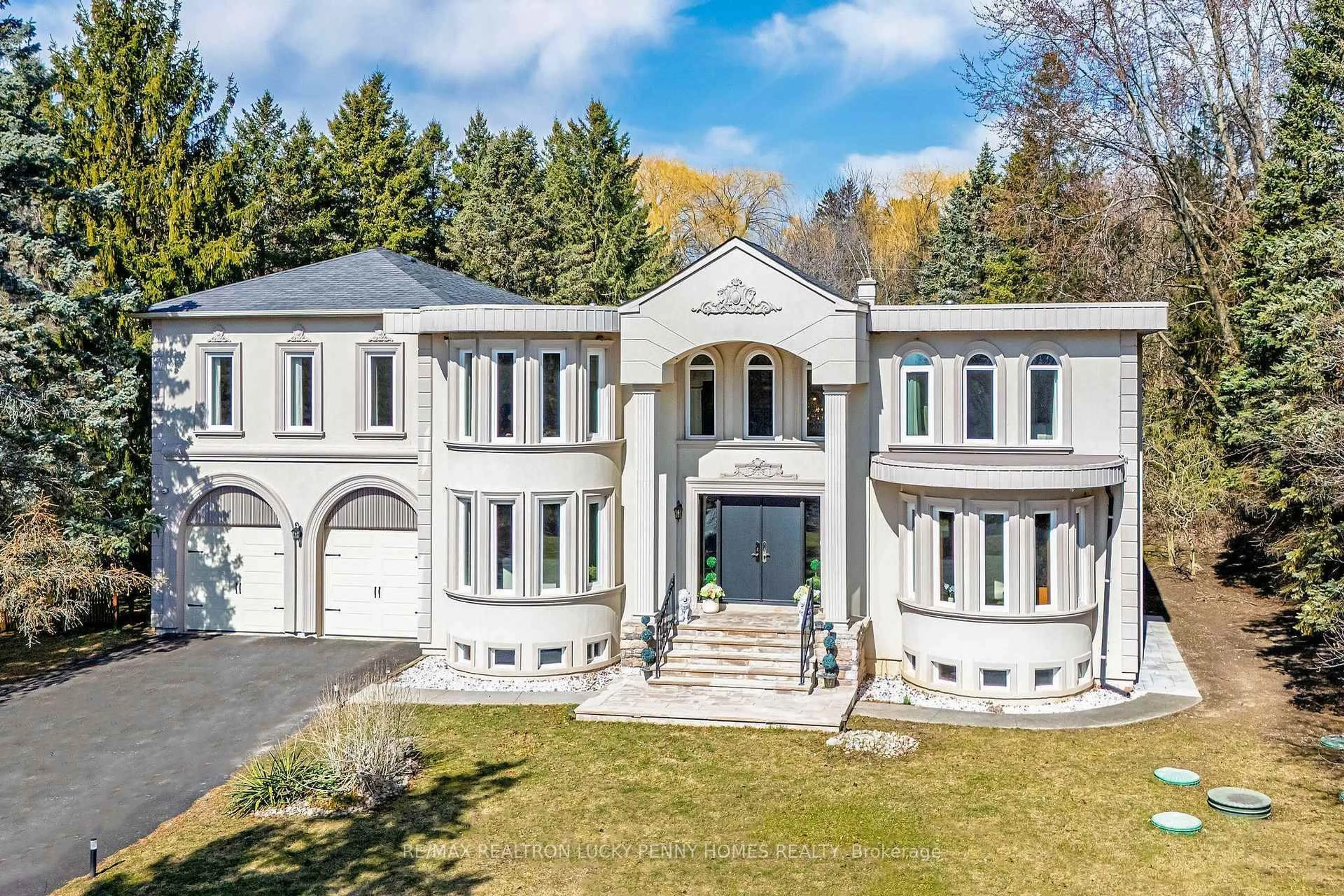 A pic from outside/outdoor area/front of a property/back of a property/a pic from drone, street for 35 Cachet Pkwy, Markham Ontario L6C 1C5