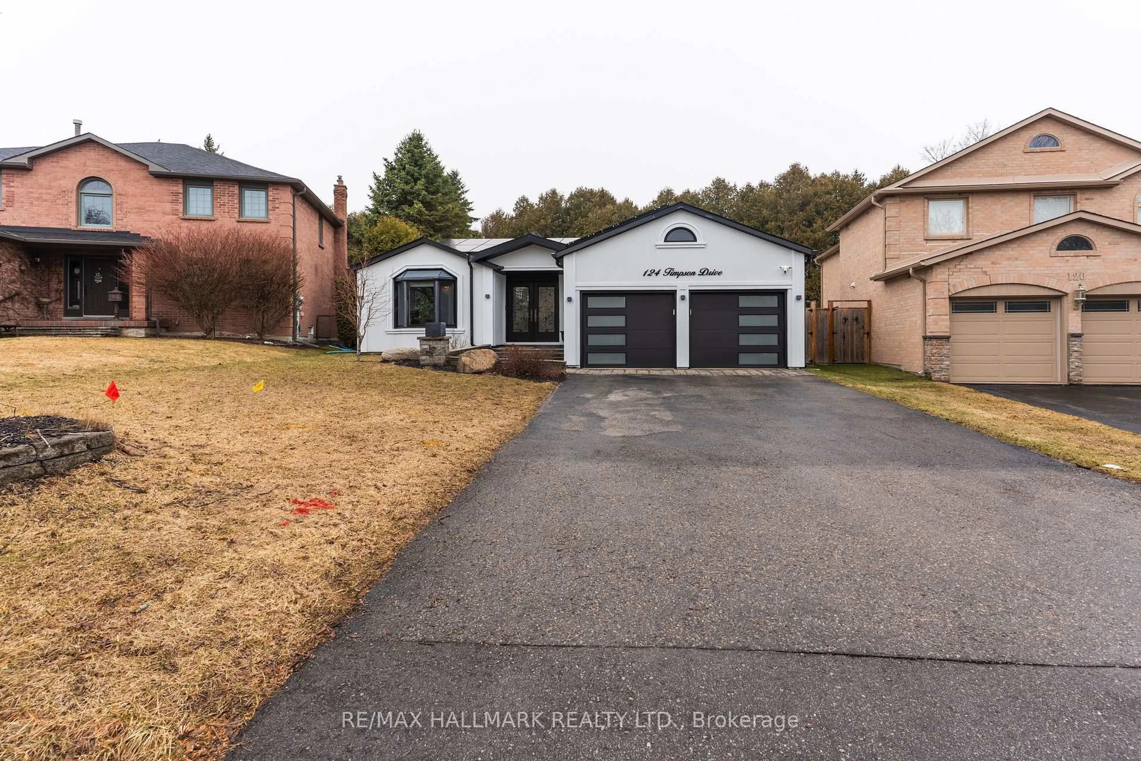 Home with vinyl exterior material, street for 124 Timpson Dr, Aurora Ontario L4G 5N5