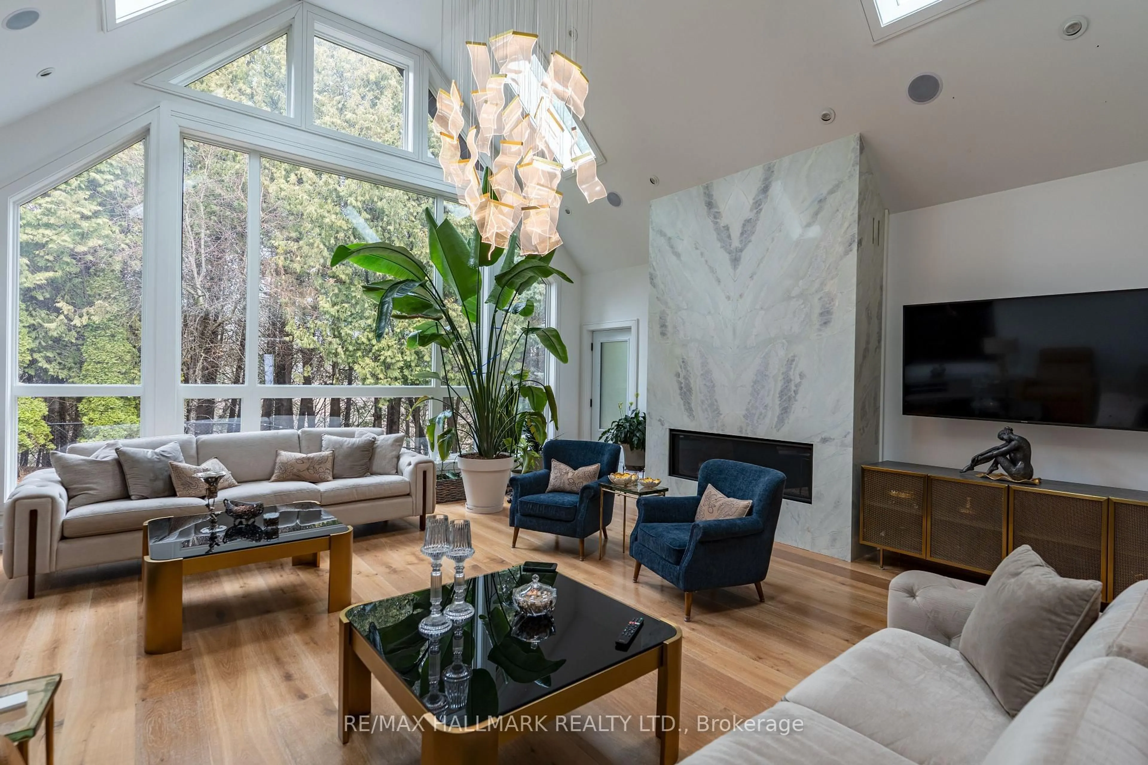 Living room with furniture, unknown for 124 Timpson Dr, Aurora Ontario L4G 5N5