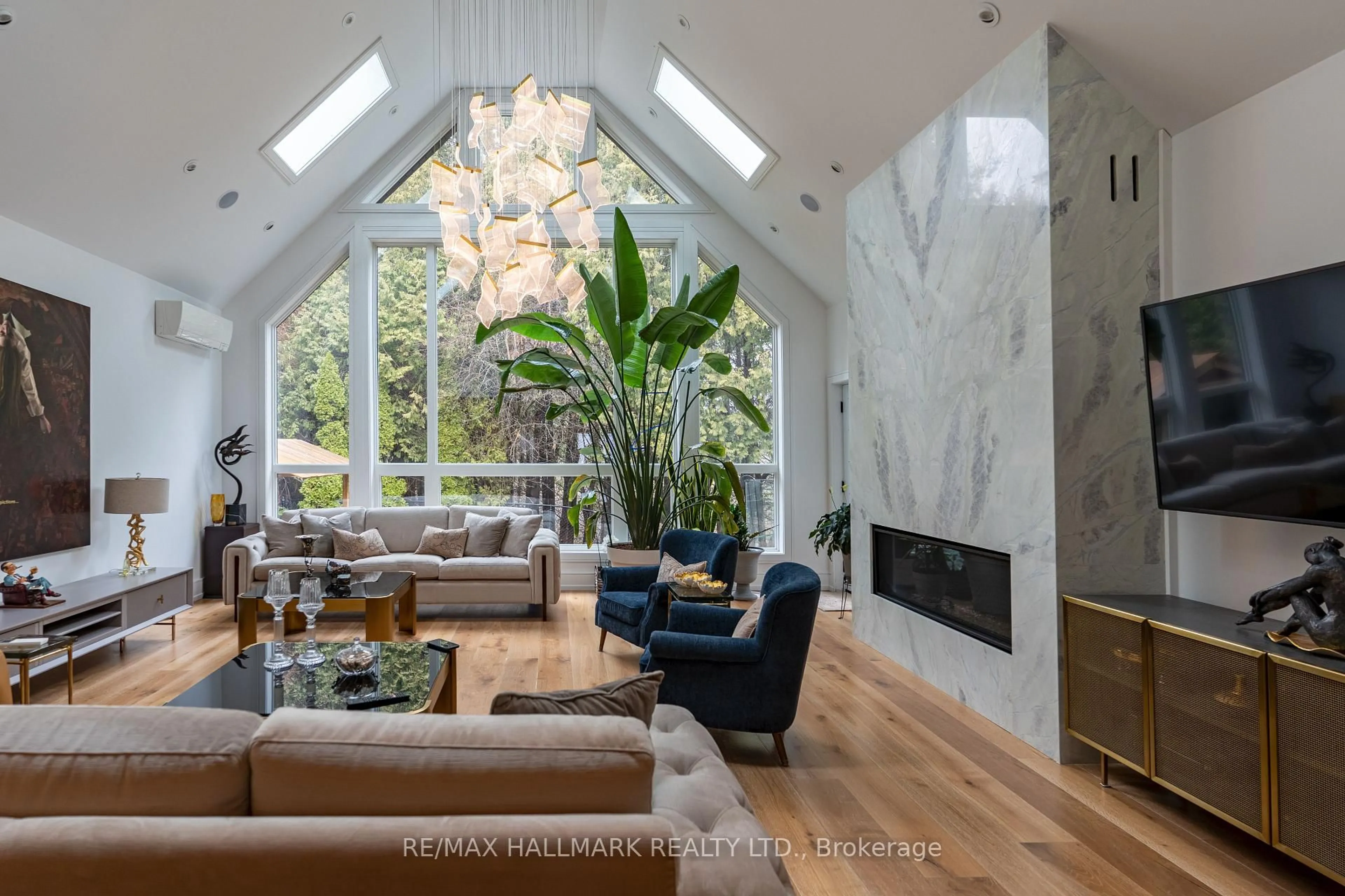 Living room with furniture, unknown for 124 Timpson Dr, Aurora Ontario L4G 5N5