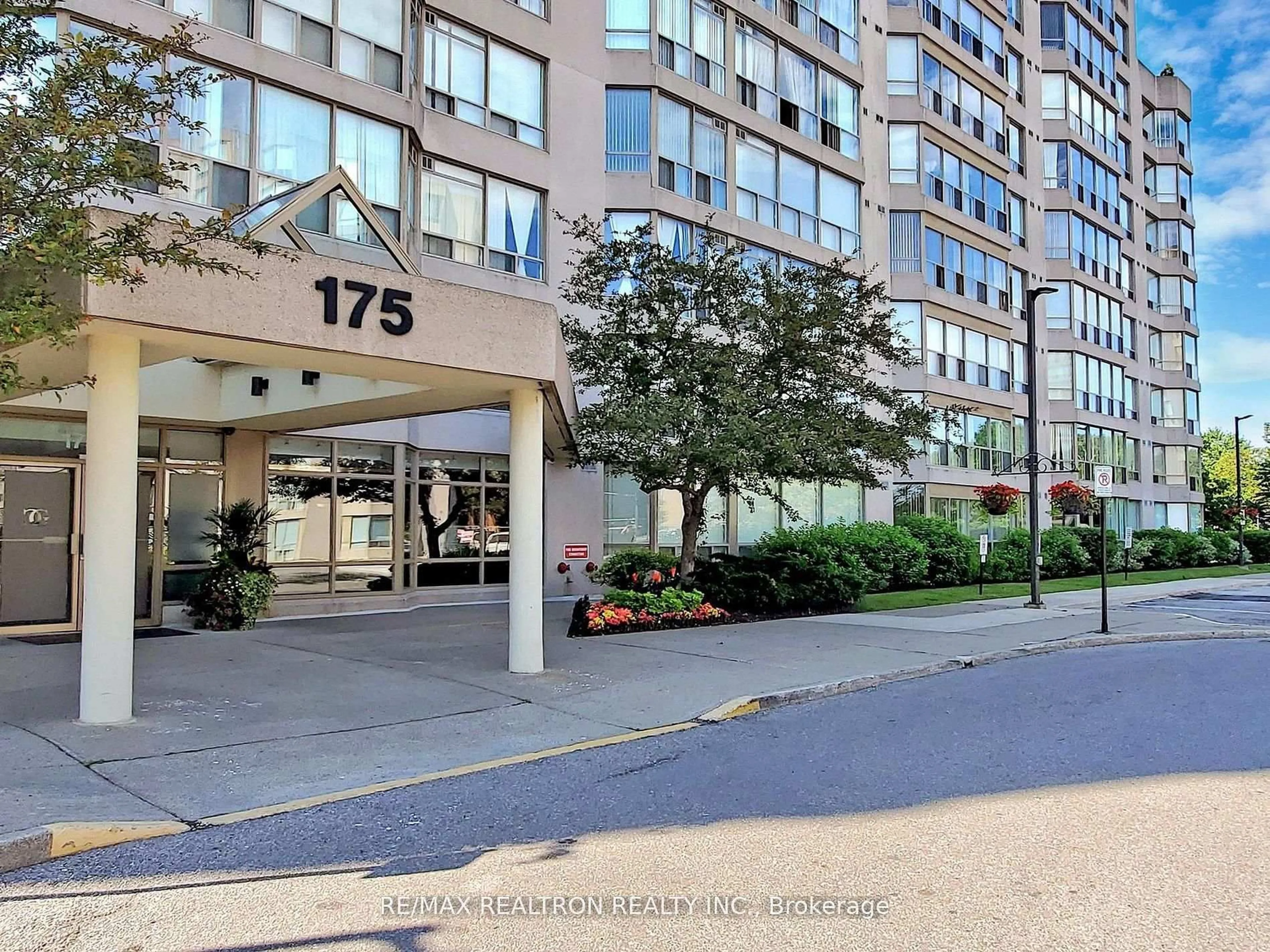 Indoor foyer for 175 Cedar Ave #208, Richmond Hill Ontario L4C 9V3