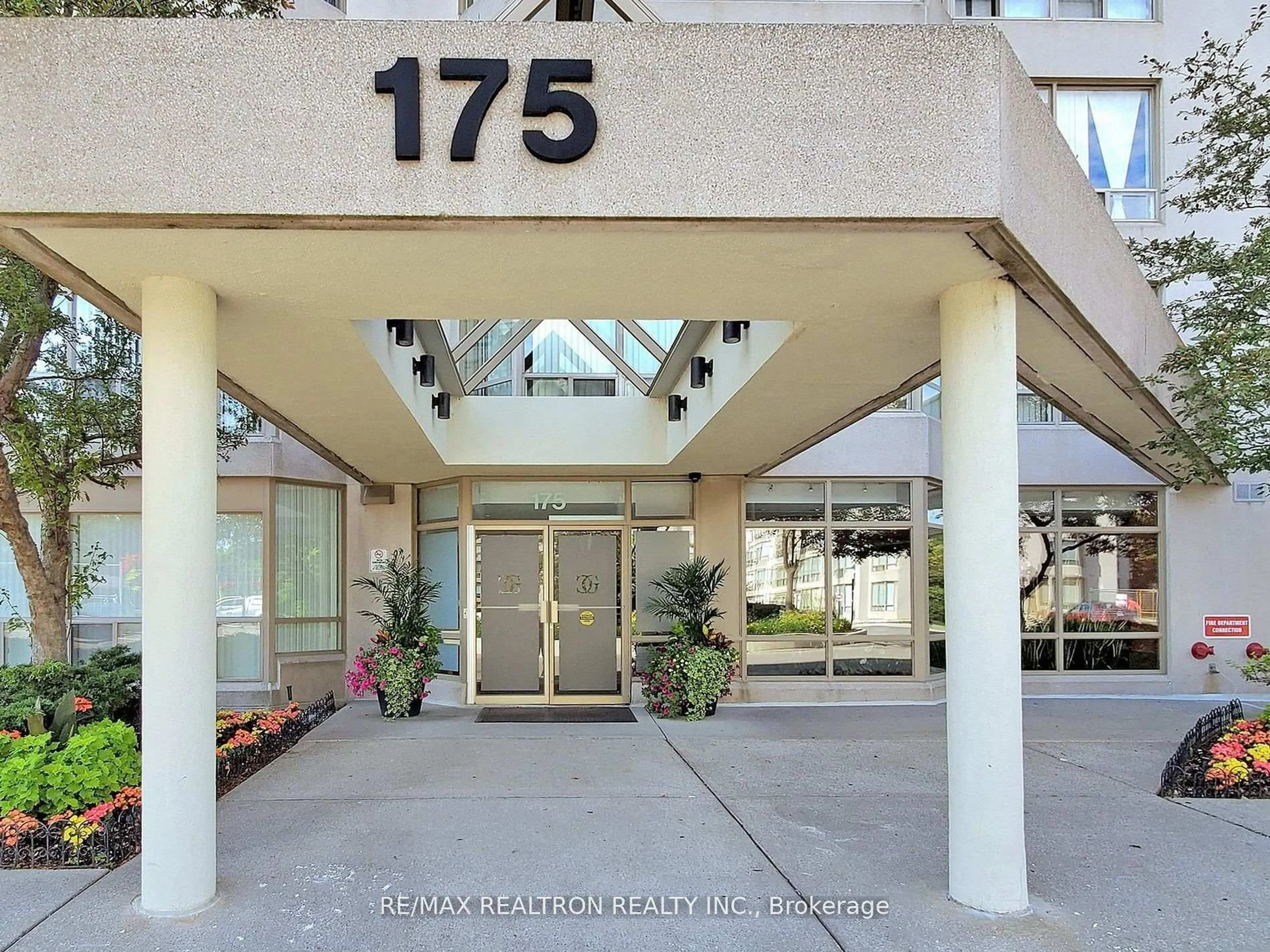 Indoor foyer for 175 Cedar Ave #208, Richmond Hill Ontario L4C 9V3