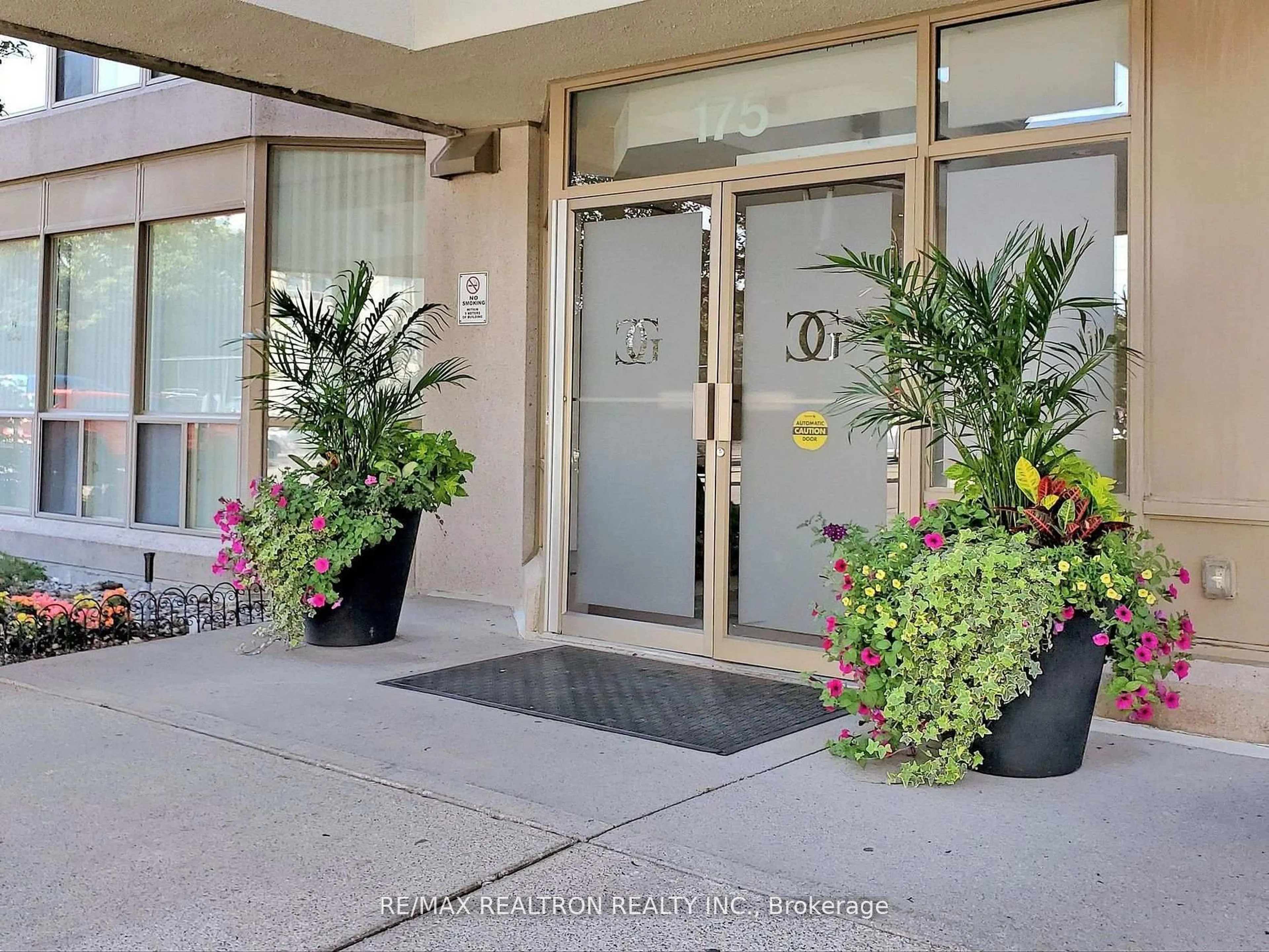 Indoor foyer for 175 Cedar Ave #208, Richmond Hill Ontario L4C 9V3