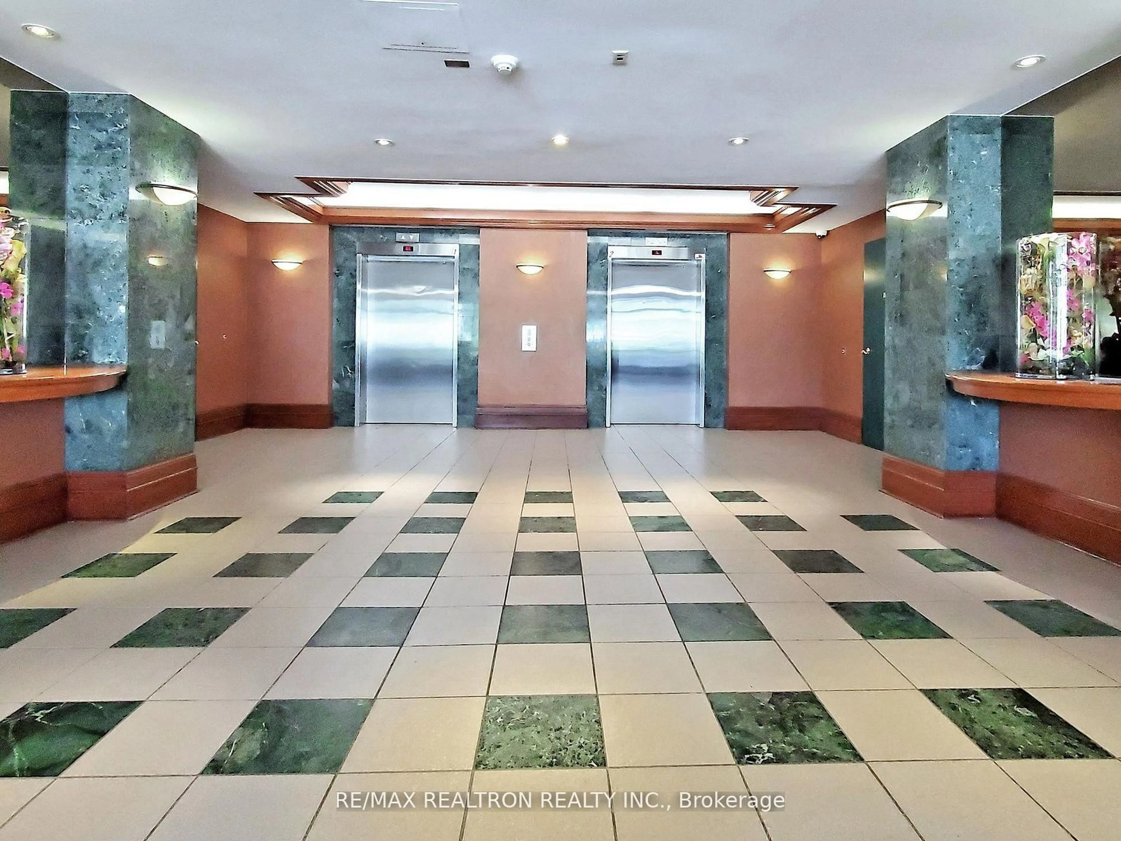 Indoor foyer for 175 Cedar Ave #208, Richmond Hill Ontario L4C 9V3