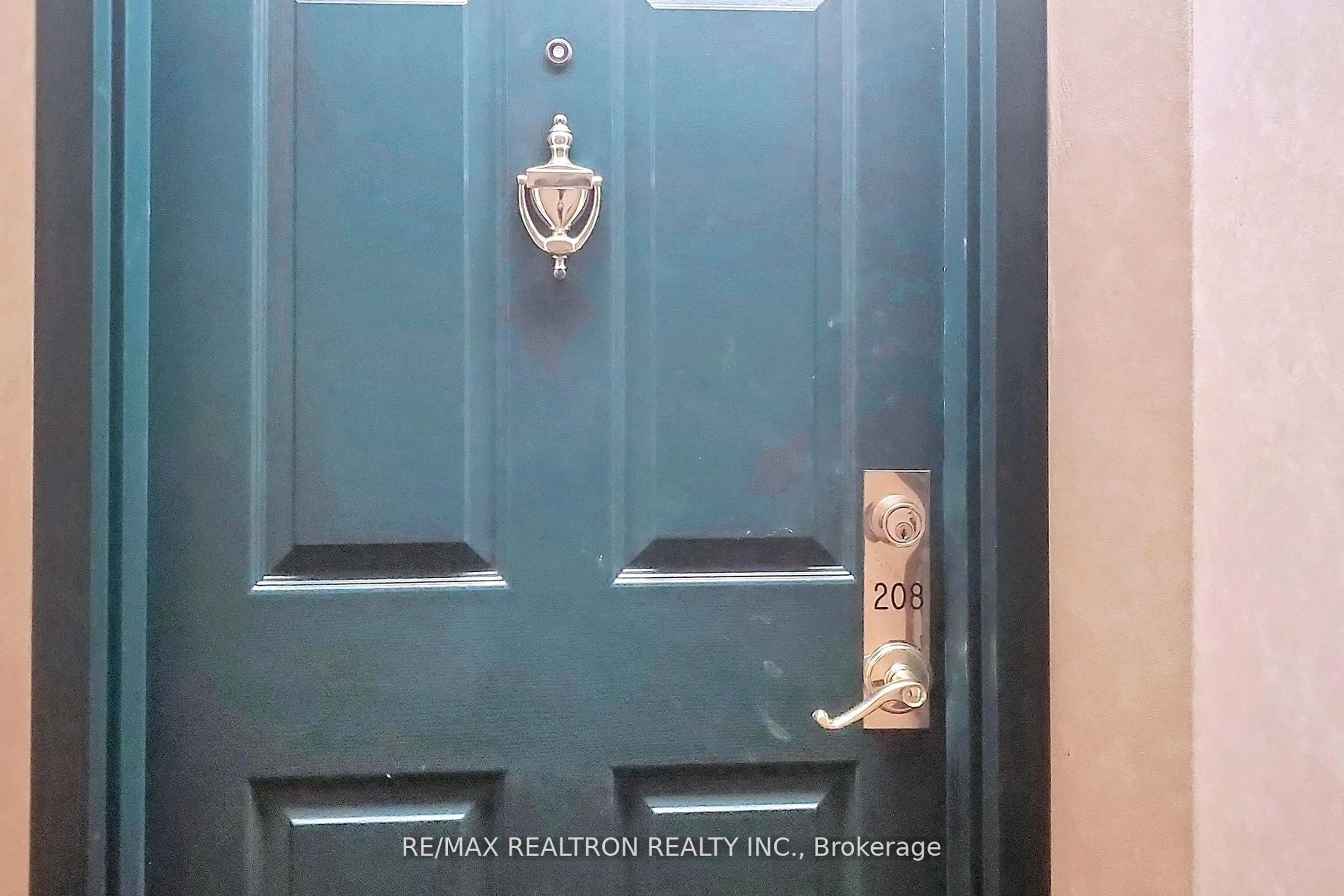 Indoor entryway for 175 Cedar Ave #208, Richmond Hill Ontario L4C 9V3