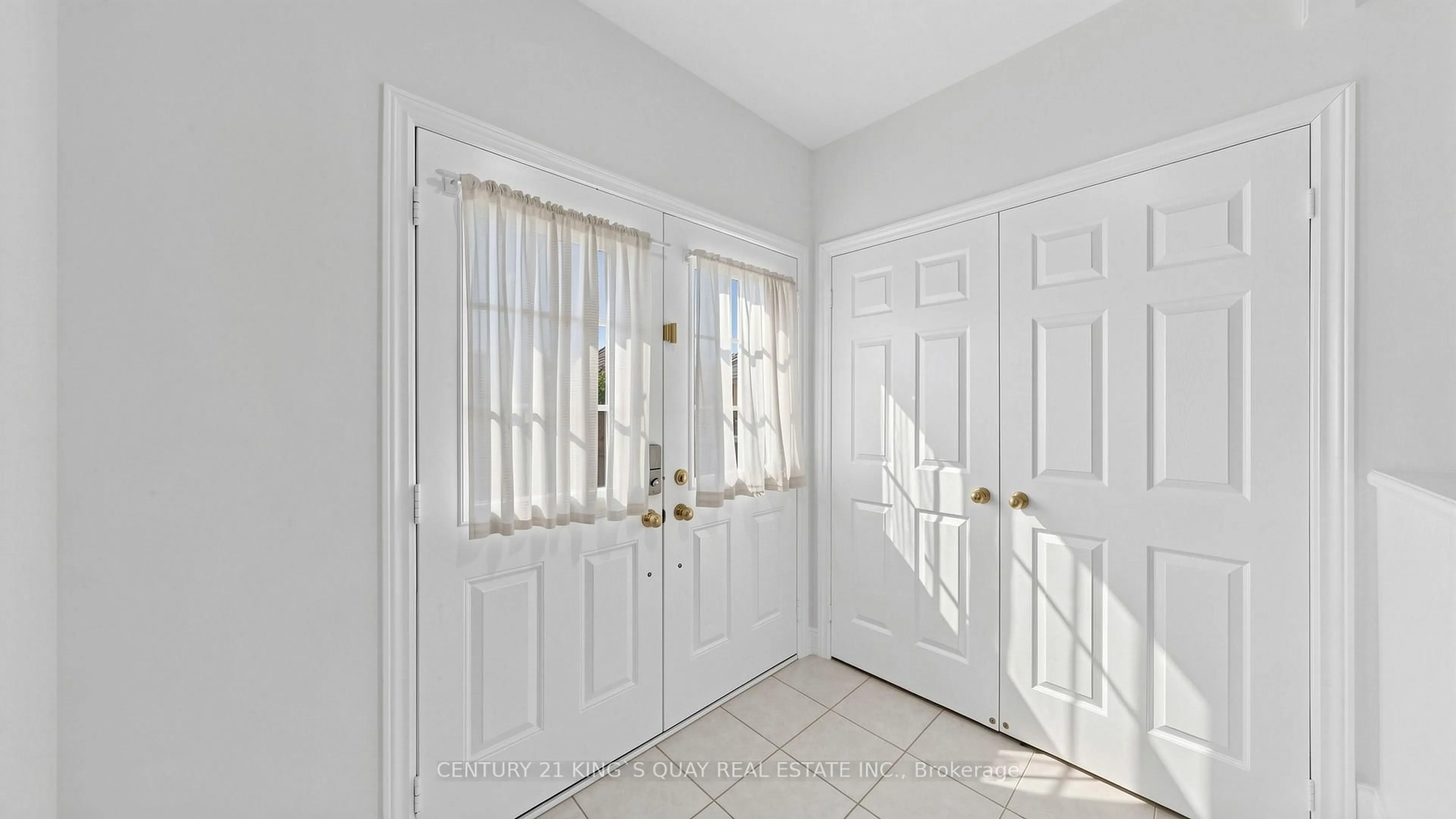 Indoor entryway for 87 Peshawar Ave, Markham Ontario L3R 9V3