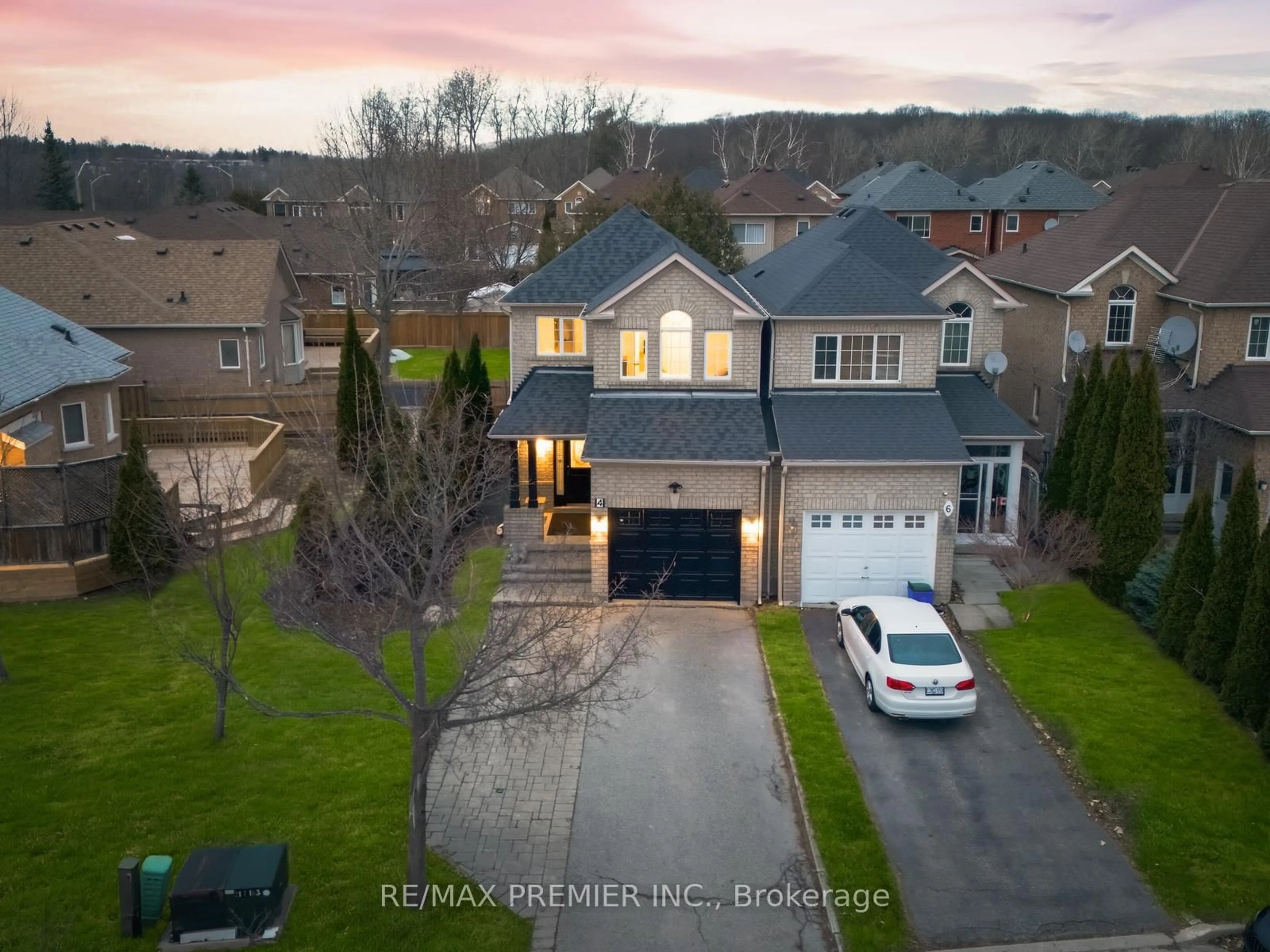 A pic from outside/outdoor area/front of a property/back of a property/a pic from drone, street for 4 Hacienda Dr, Richmond Hill Ontario L4E 3X1