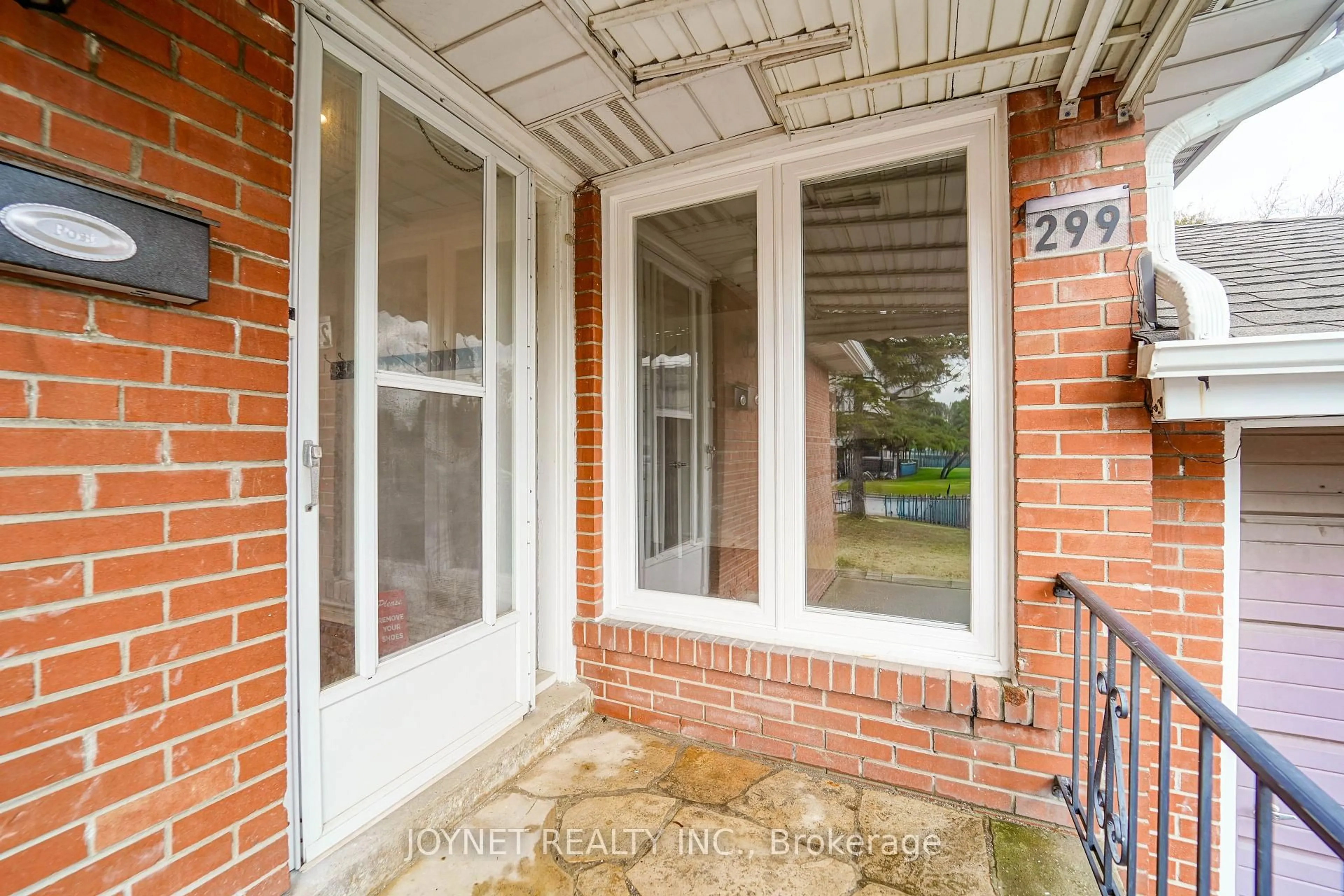Indoor entryway for 299 Palmer Ave, Richmond Hill Ontario L4C 1P4
