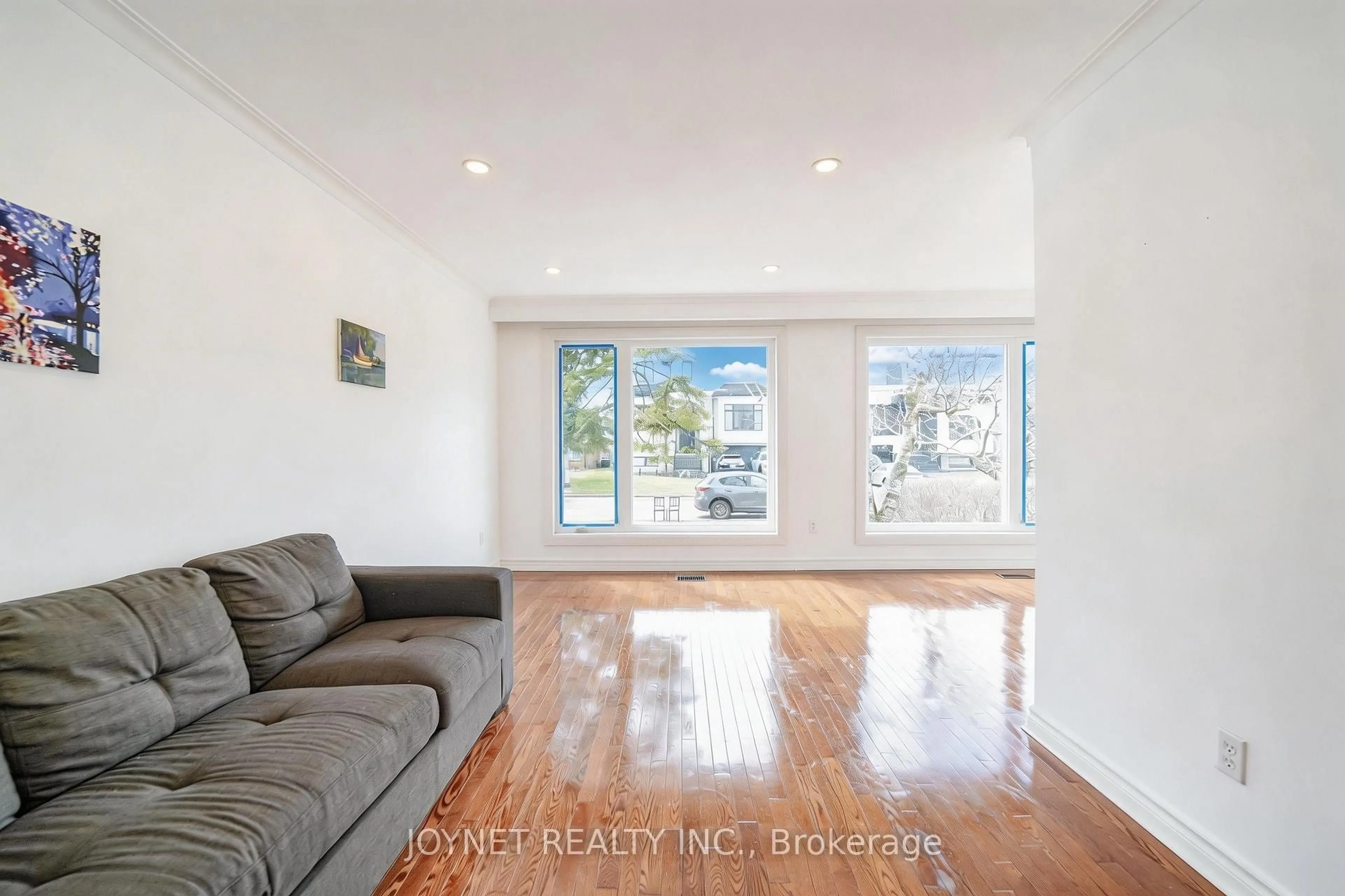 Living room with furniture, unknown for 299 Palmer Ave, Richmond Hill Ontario L4C 1P4