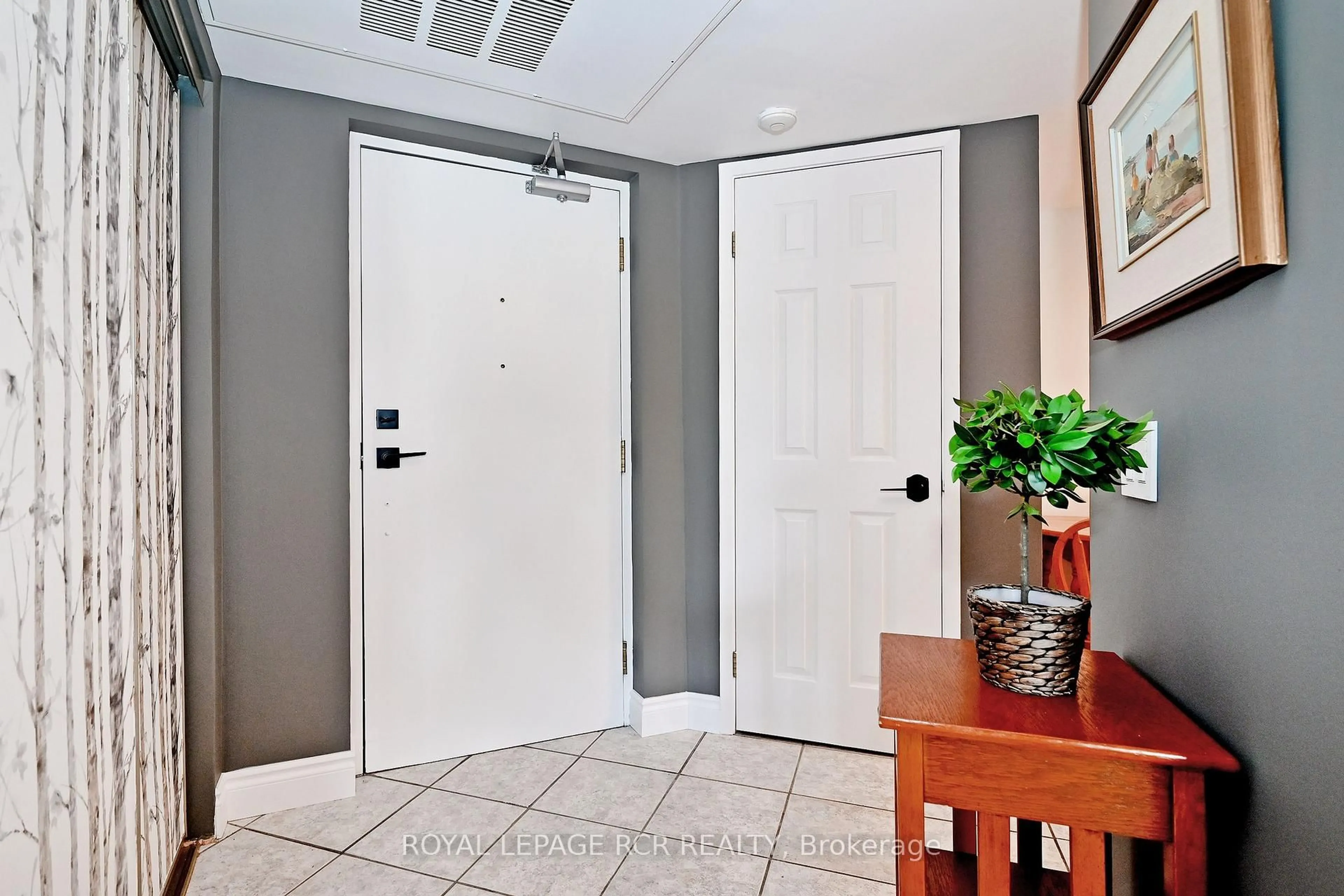 Indoor entryway for 160 Wellington St #212, Aurora Ontario L4G 1J3