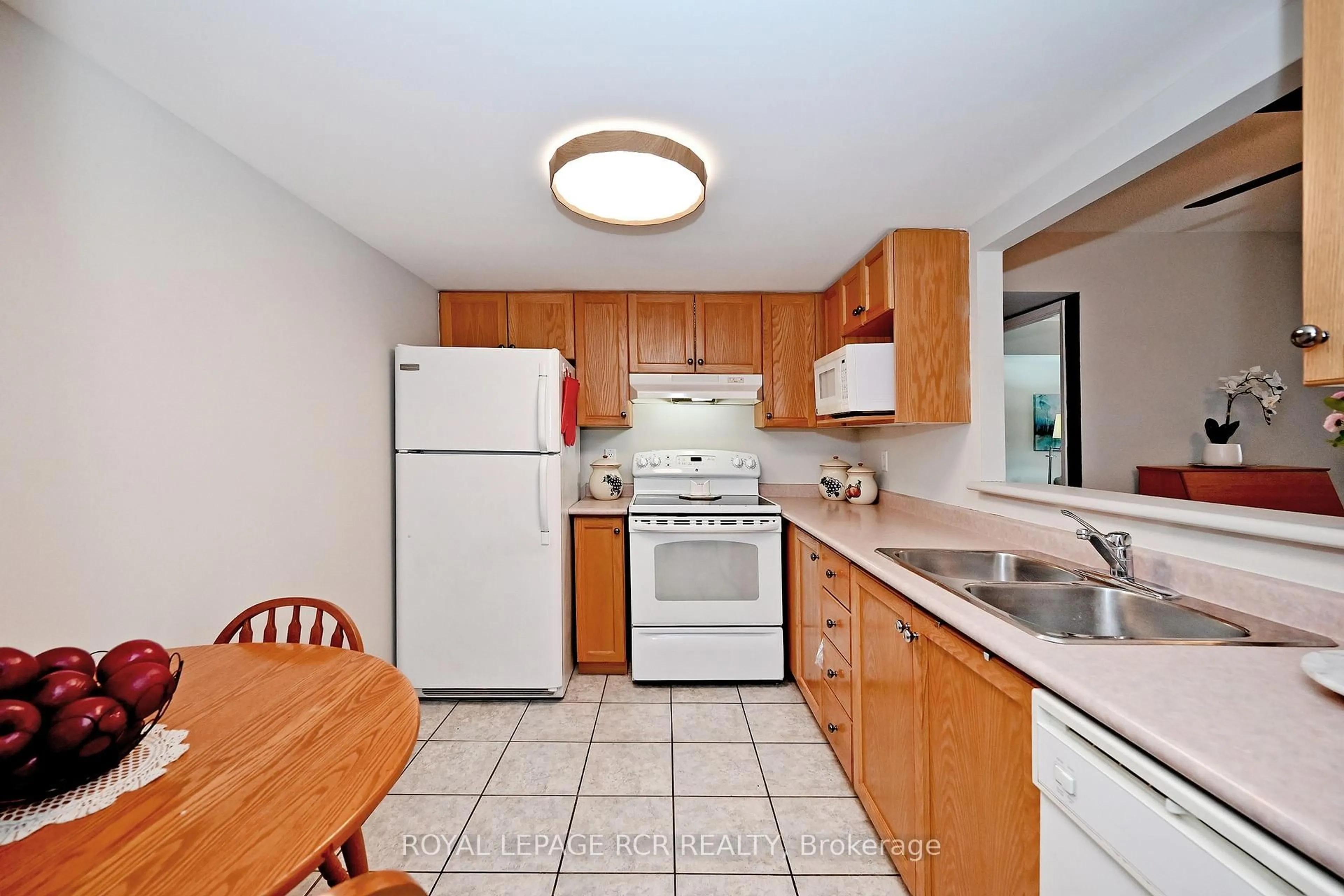 Standard kitchen, unknown for 160 Wellington St #212, Aurora Ontario L4G 1J3