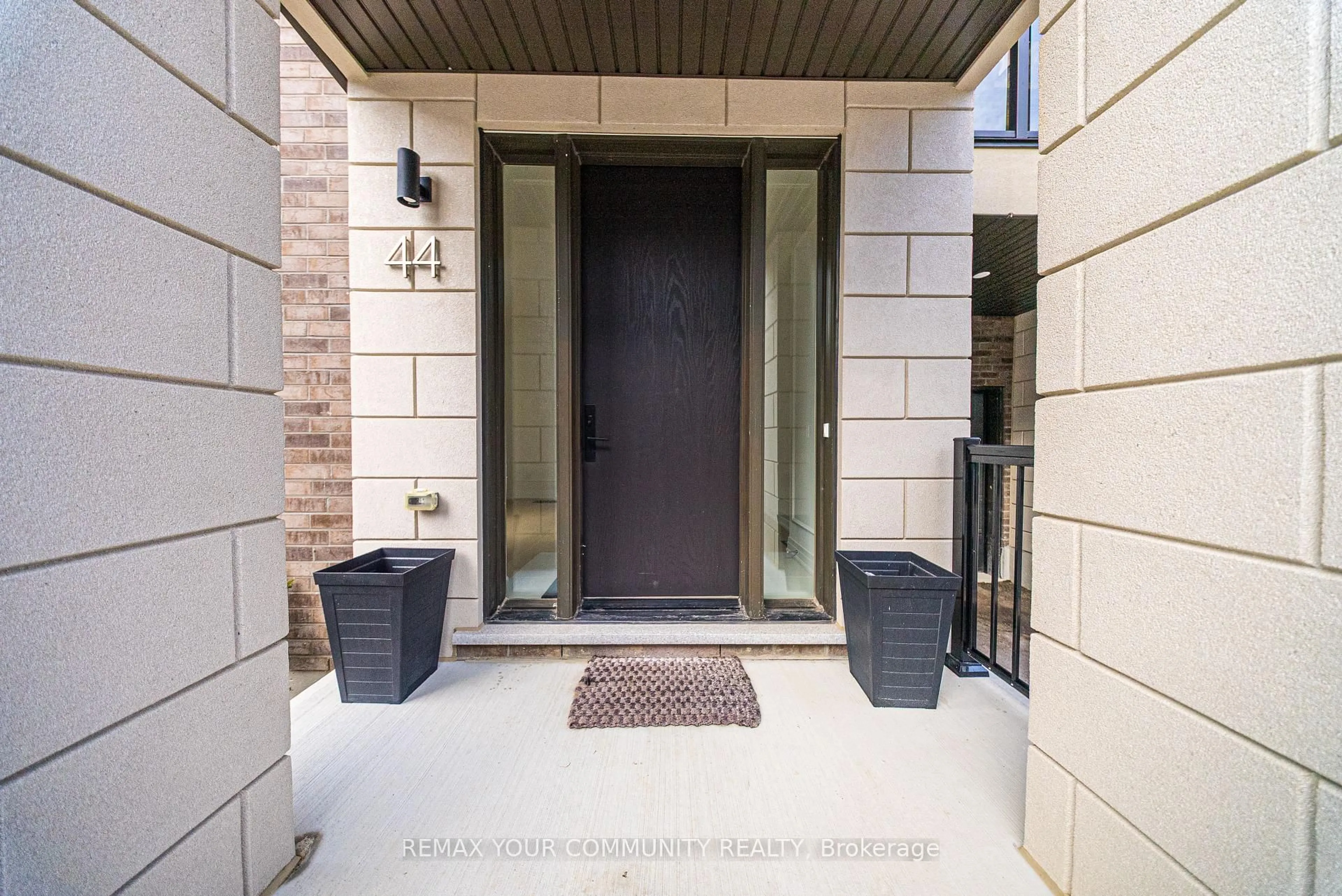 Indoor entryway for 44 Globemaster Lane, Richmond Hill Ontario L4E 1H4