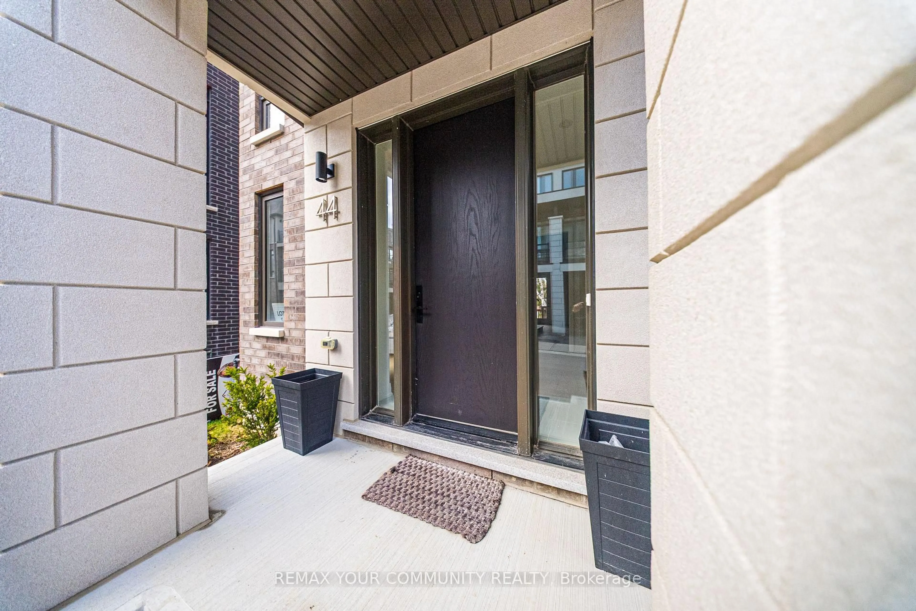 Indoor entryway for 44 Globemaster Lane, Richmond Hill Ontario L4E 1H4