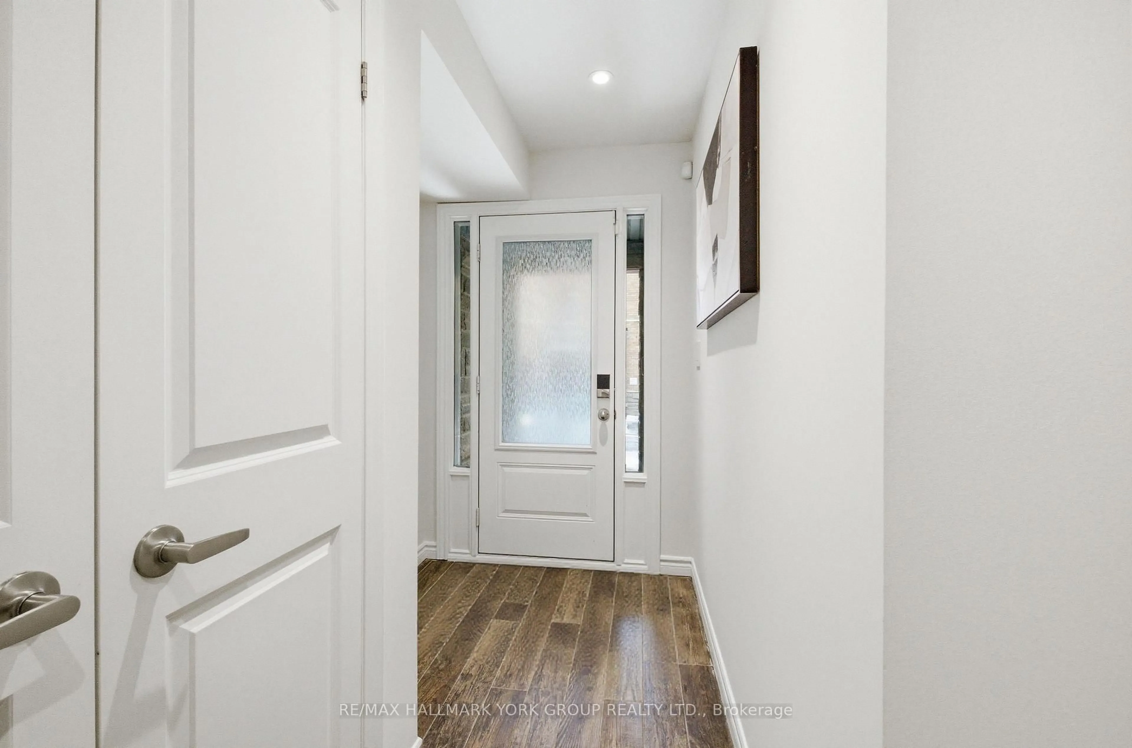 Indoor entryway for 104 Gordon Circ, Newmarket Ontario L3Y 0C9