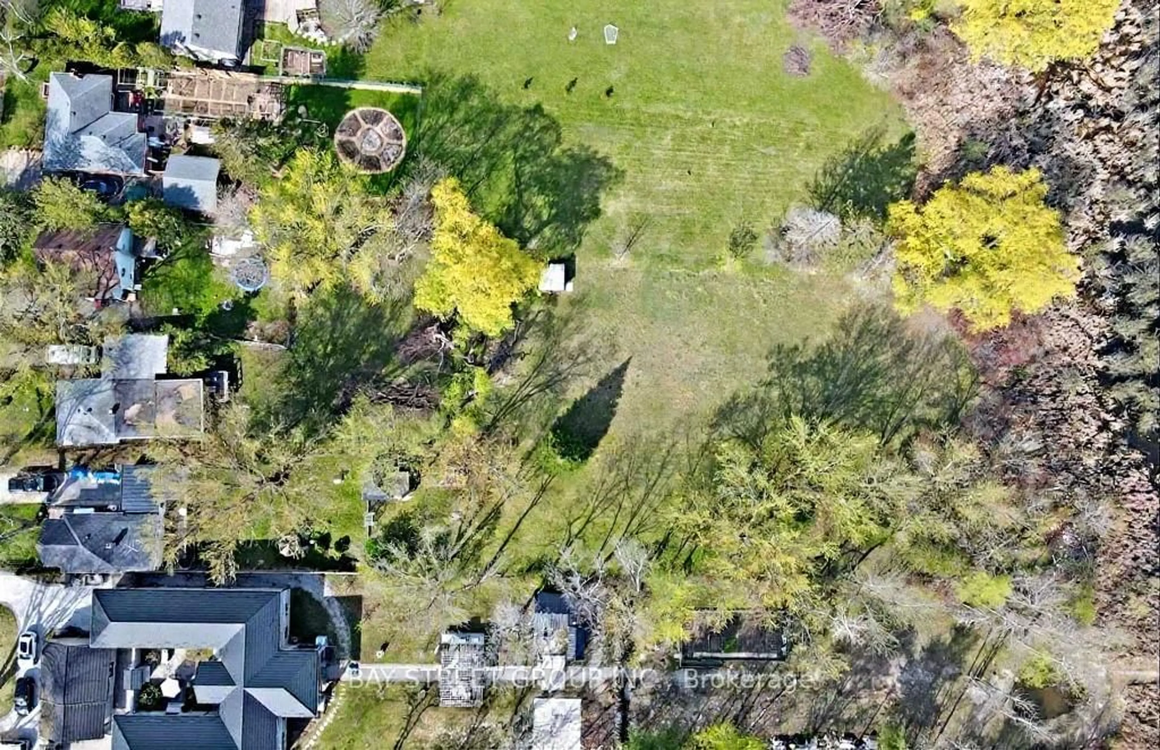 A pic from outside/outdoor area/front of a property/back of a property/a pic from drone, street for 26 Douglas Rd, Richmond Hill Ontario L4E 3G9