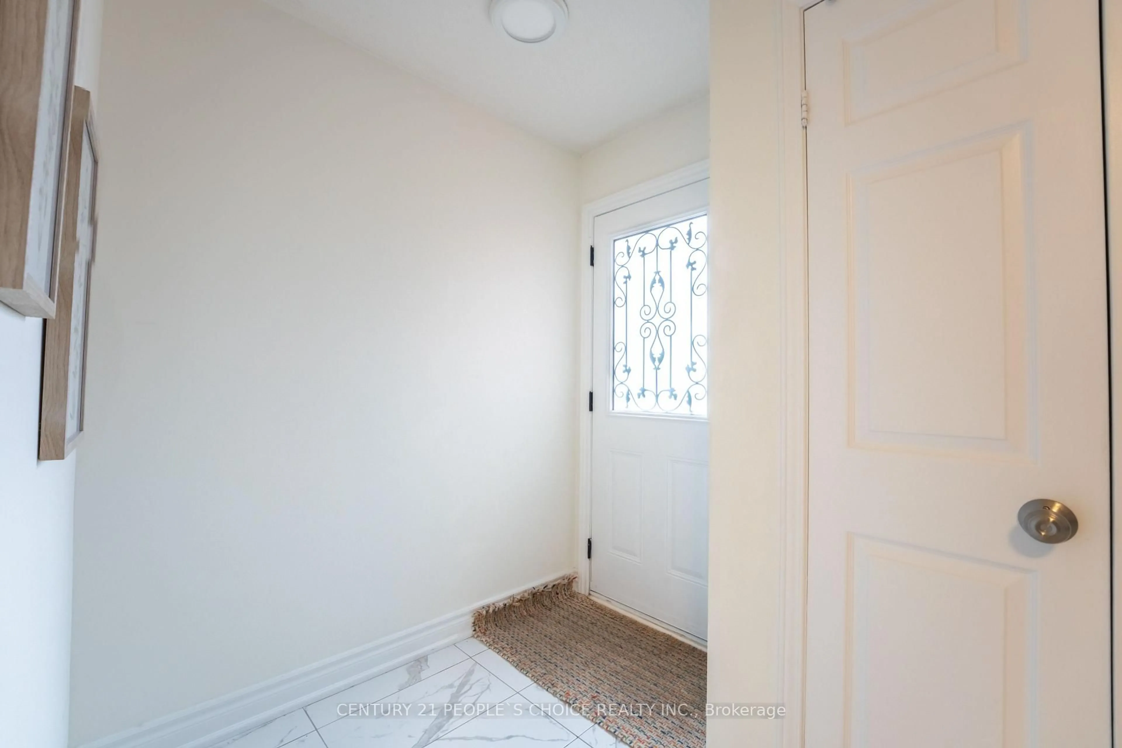 Indoor entryway for 15 Kilbarry Crt, Richmond Hill Ontario L4C 6M8