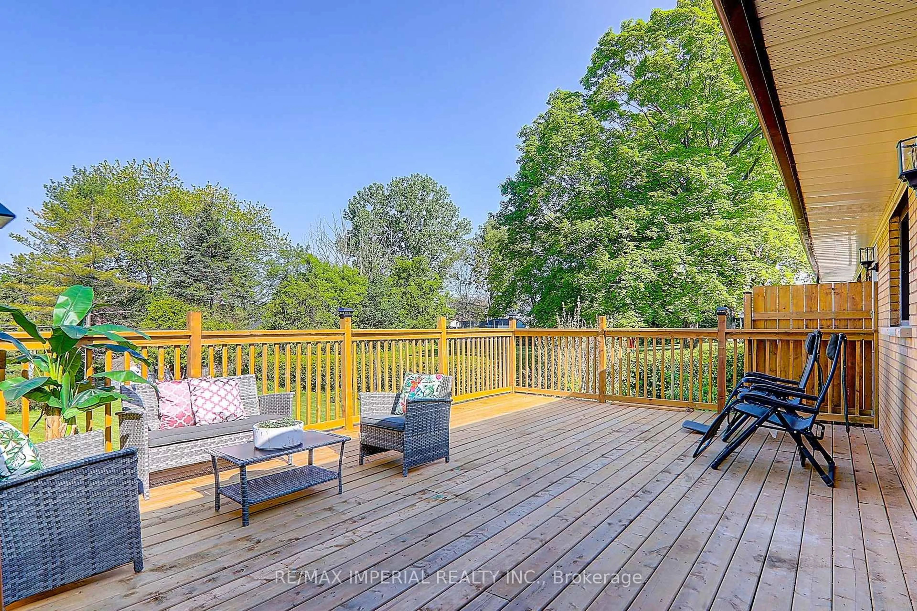Patio, water/lake/river/ocean view for 98 Belfry Dr, Newmarket Ontario L3Y 3G1