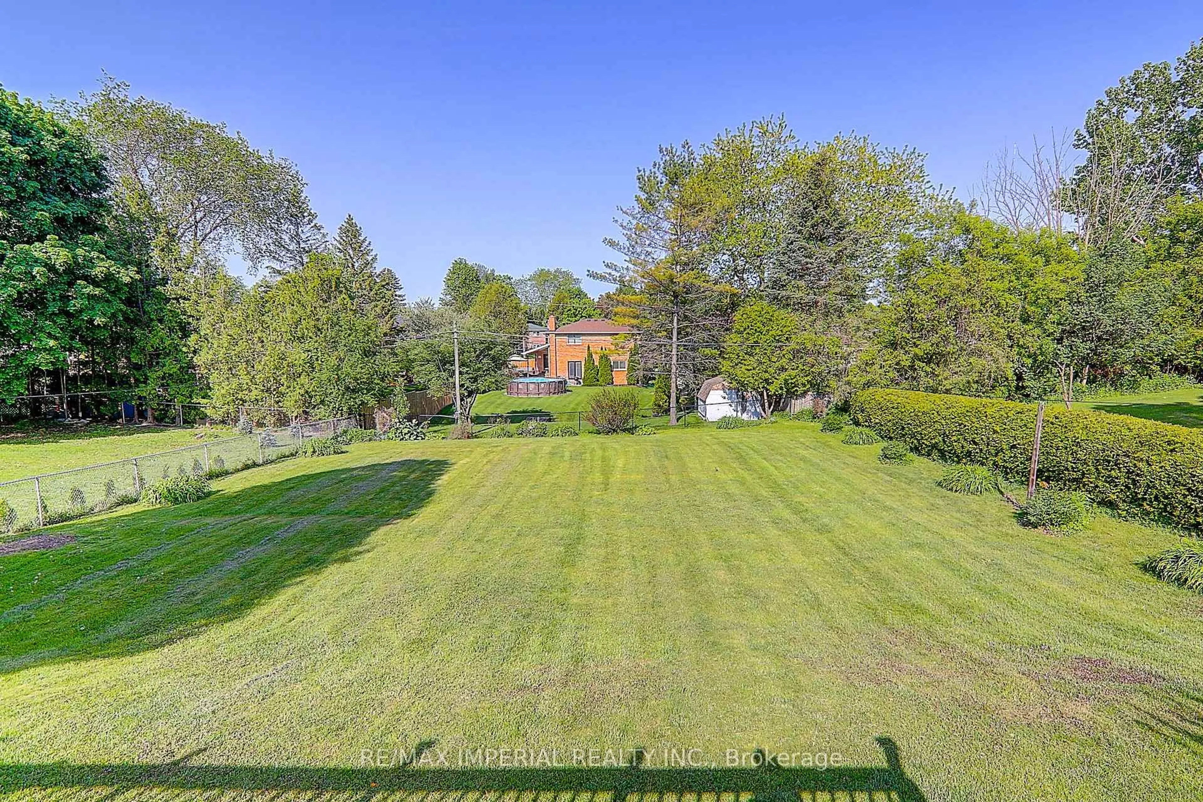A pic from outside/outdoor area/front of a property/back of a property/a pic from drone, water/lake/river/ocean view for 98 Belfry Dr, Newmarket Ontario L3Y 3G1