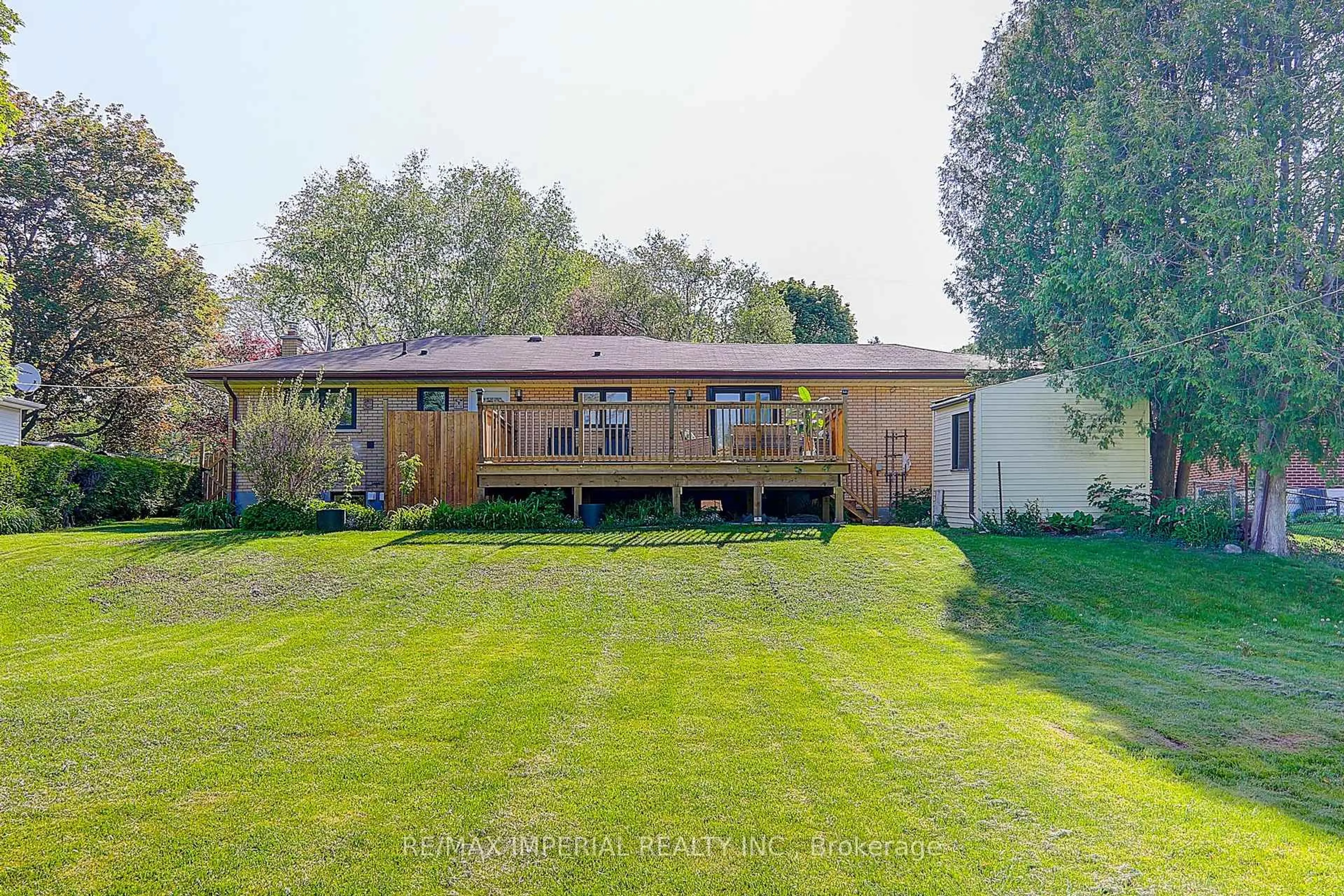 A pic from outside/outdoor area/front of a property/back of a property/a pic from drone, water/lake/river/ocean view for 98 Belfry Dr, Newmarket Ontario L3Y 3G1