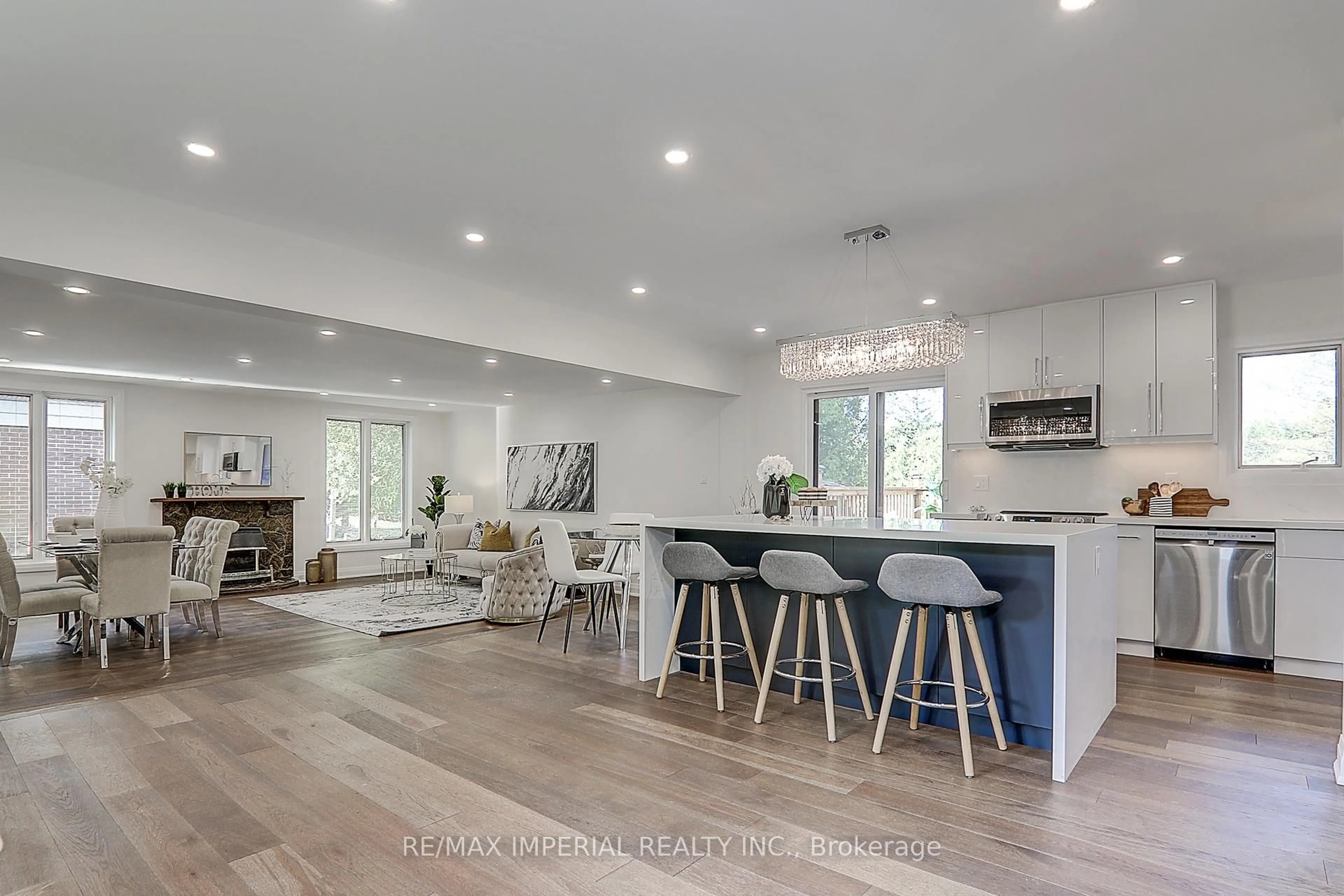 Open concept kitchen, unknown for 98 Belfry Dr, Newmarket Ontario L3Y 3G1