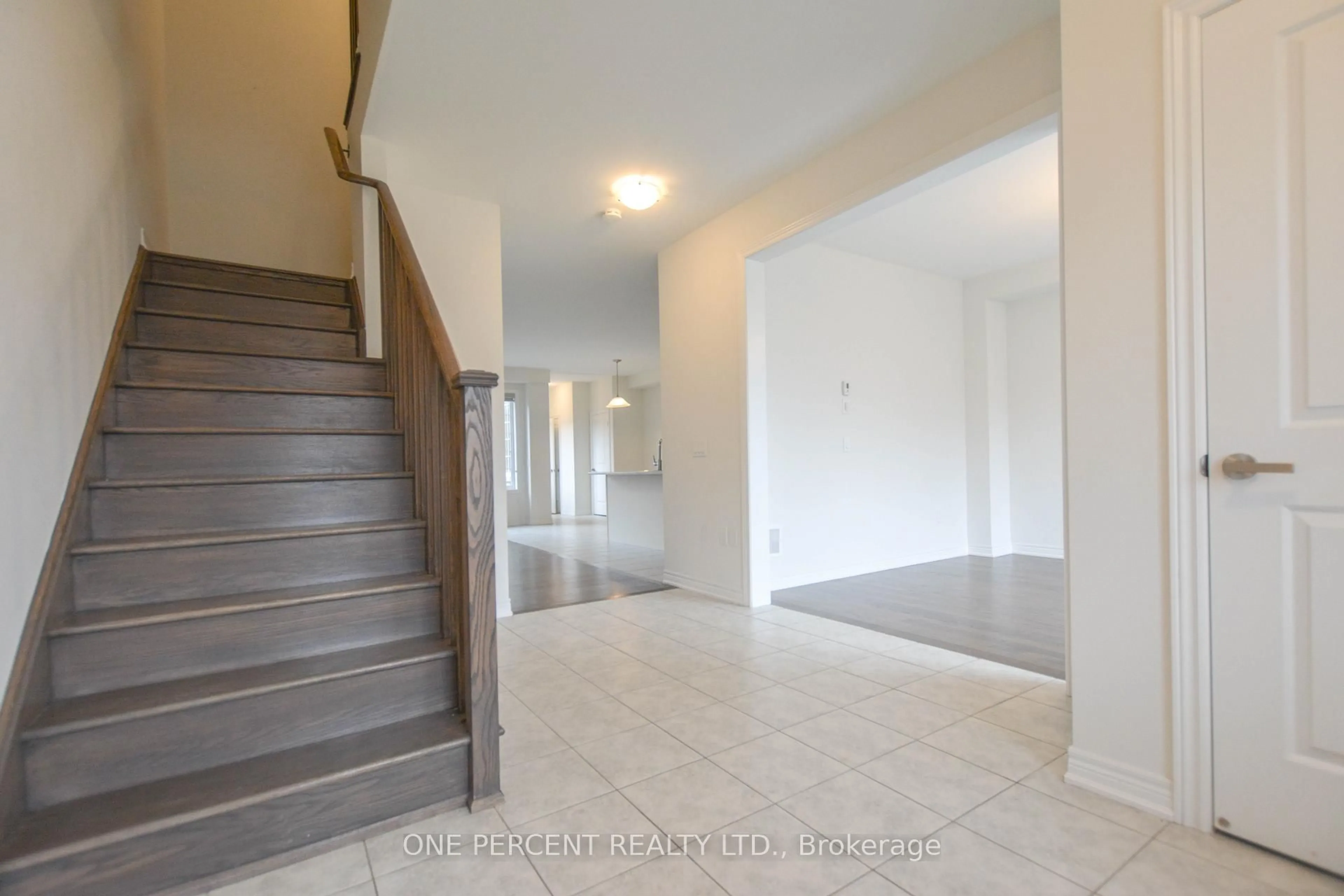 Indoor foyer for 19838 Leslie St, East Gwillimbury Ontario L9N 0S2