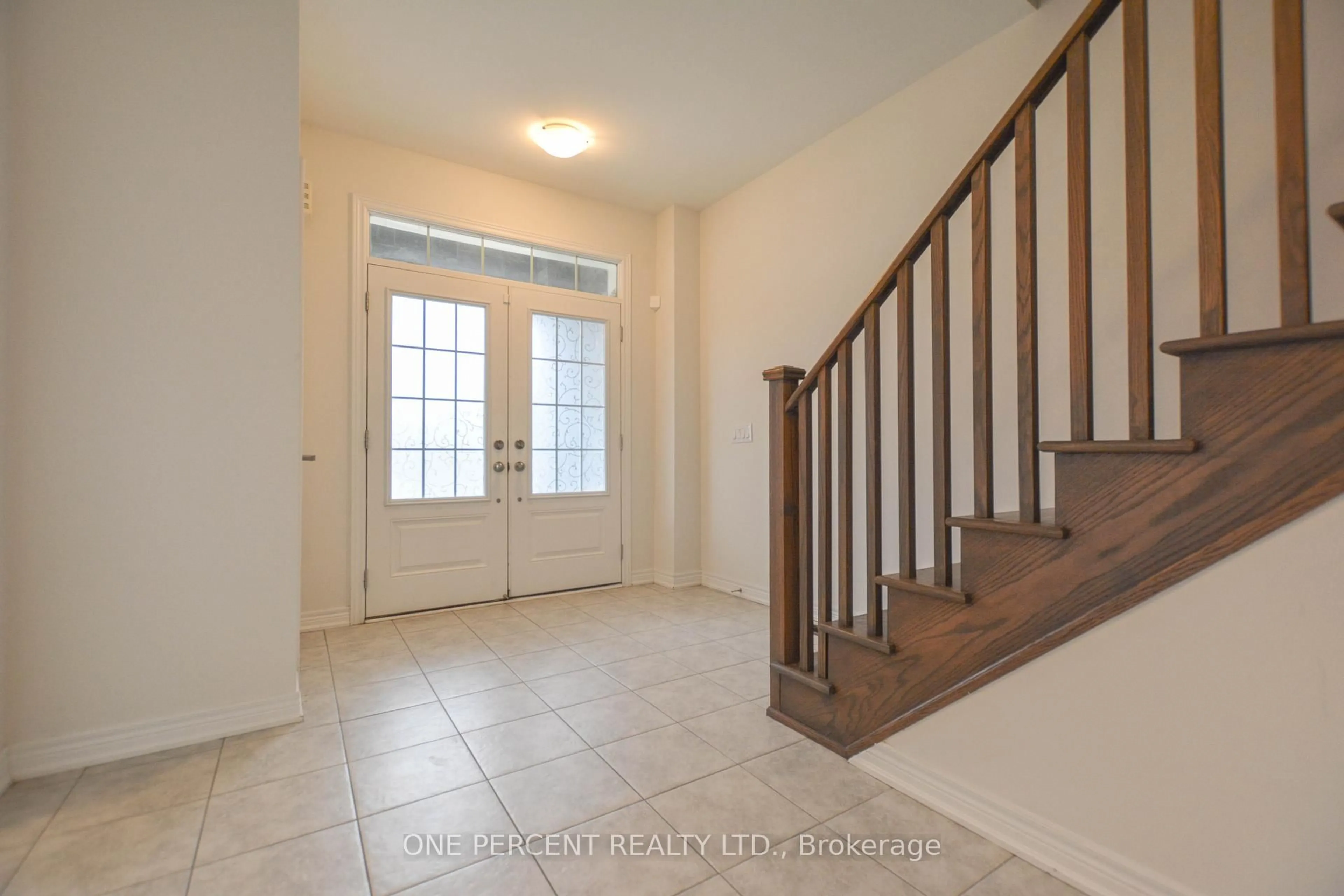 Indoor entryway for 19838 Leslie St, East Gwillimbury Ontario L9N 0S2