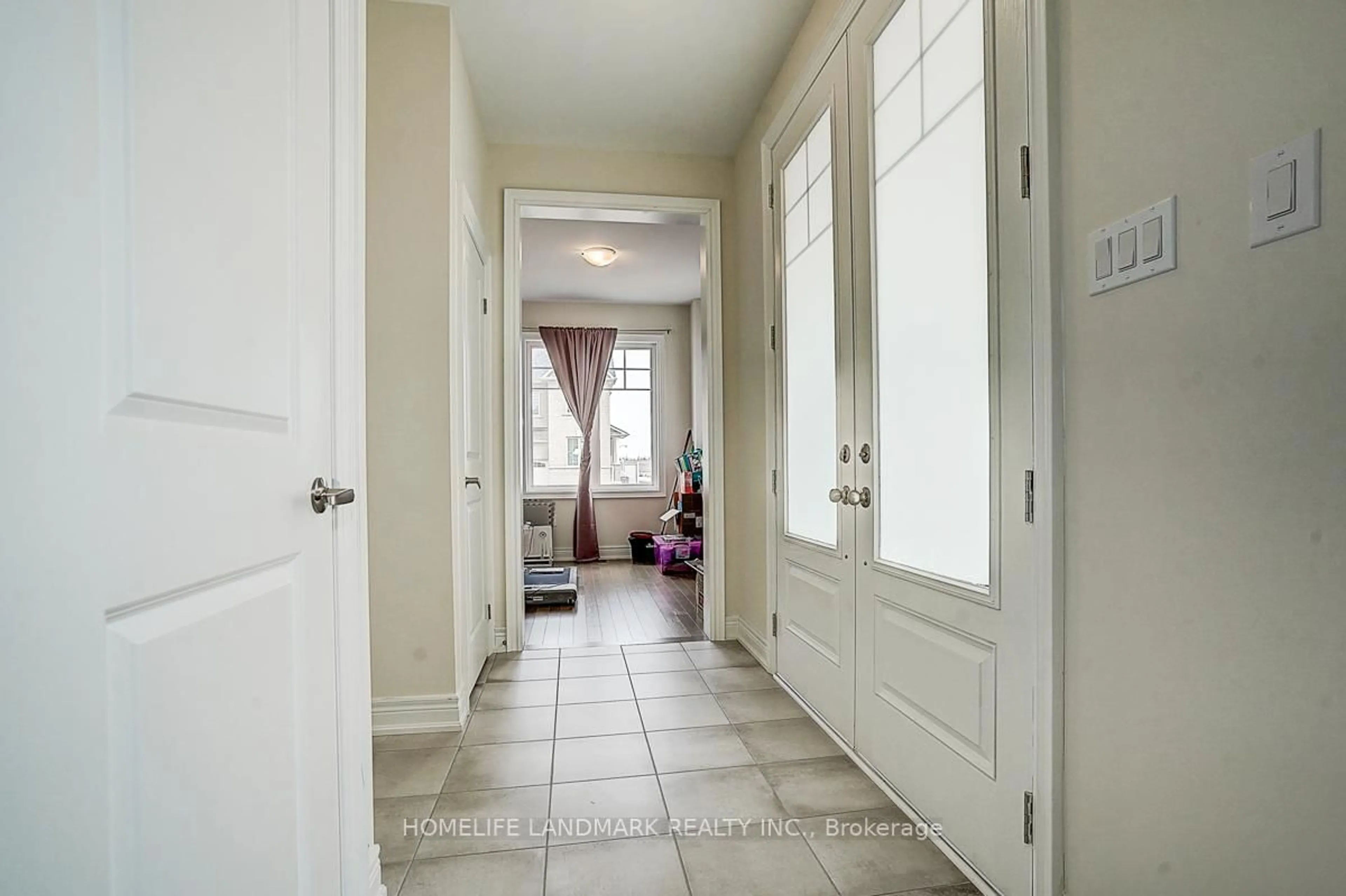 Indoor entryway for 57 Faimira Ave, Georgina Ontario L4P 0S9
