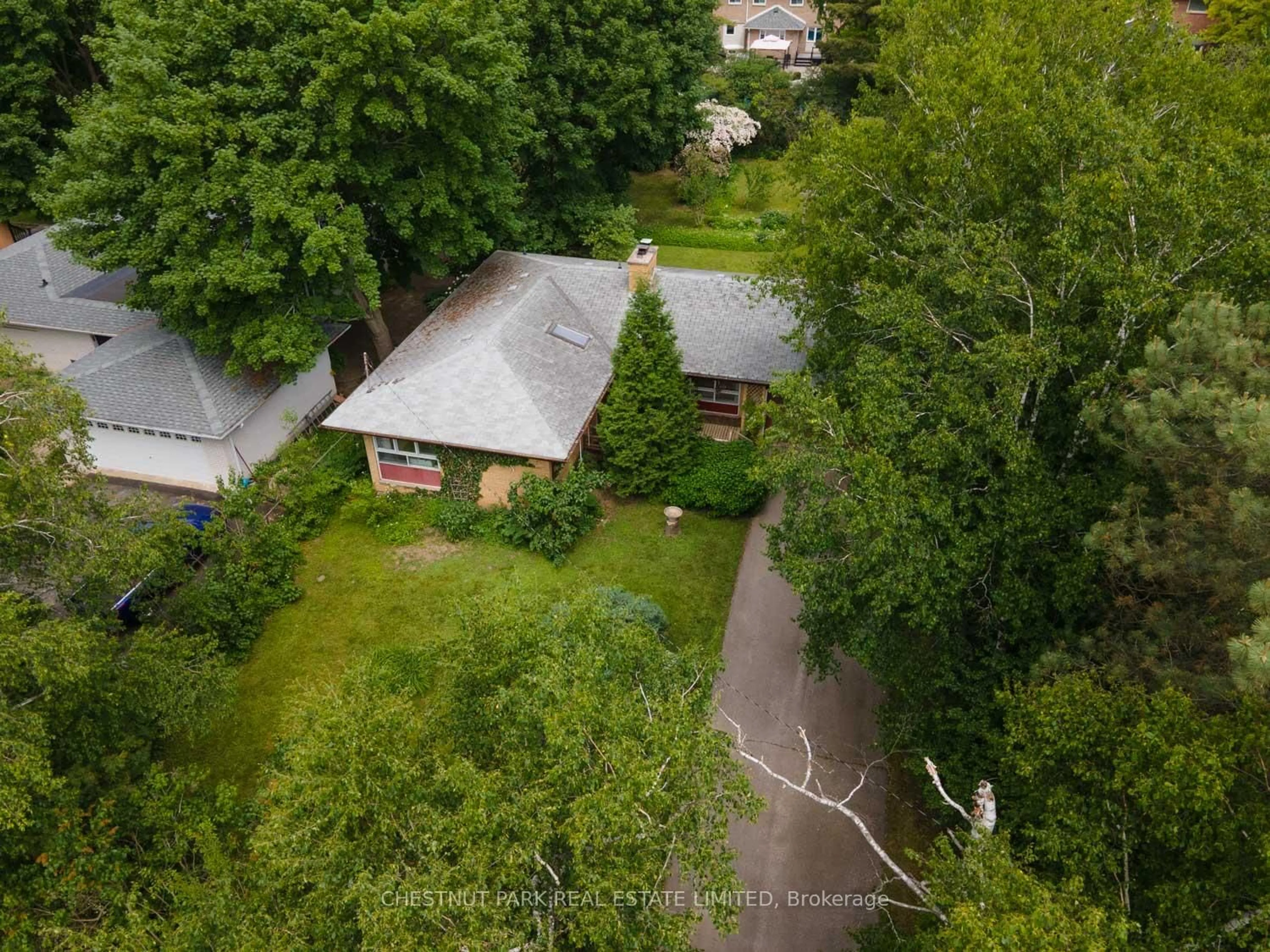 A pic from outside/outdoor area/front of a property/back of a property/a pic from drone, street for 2 Gallacher Ave, Richmond Hill Ontario L4E 2W9