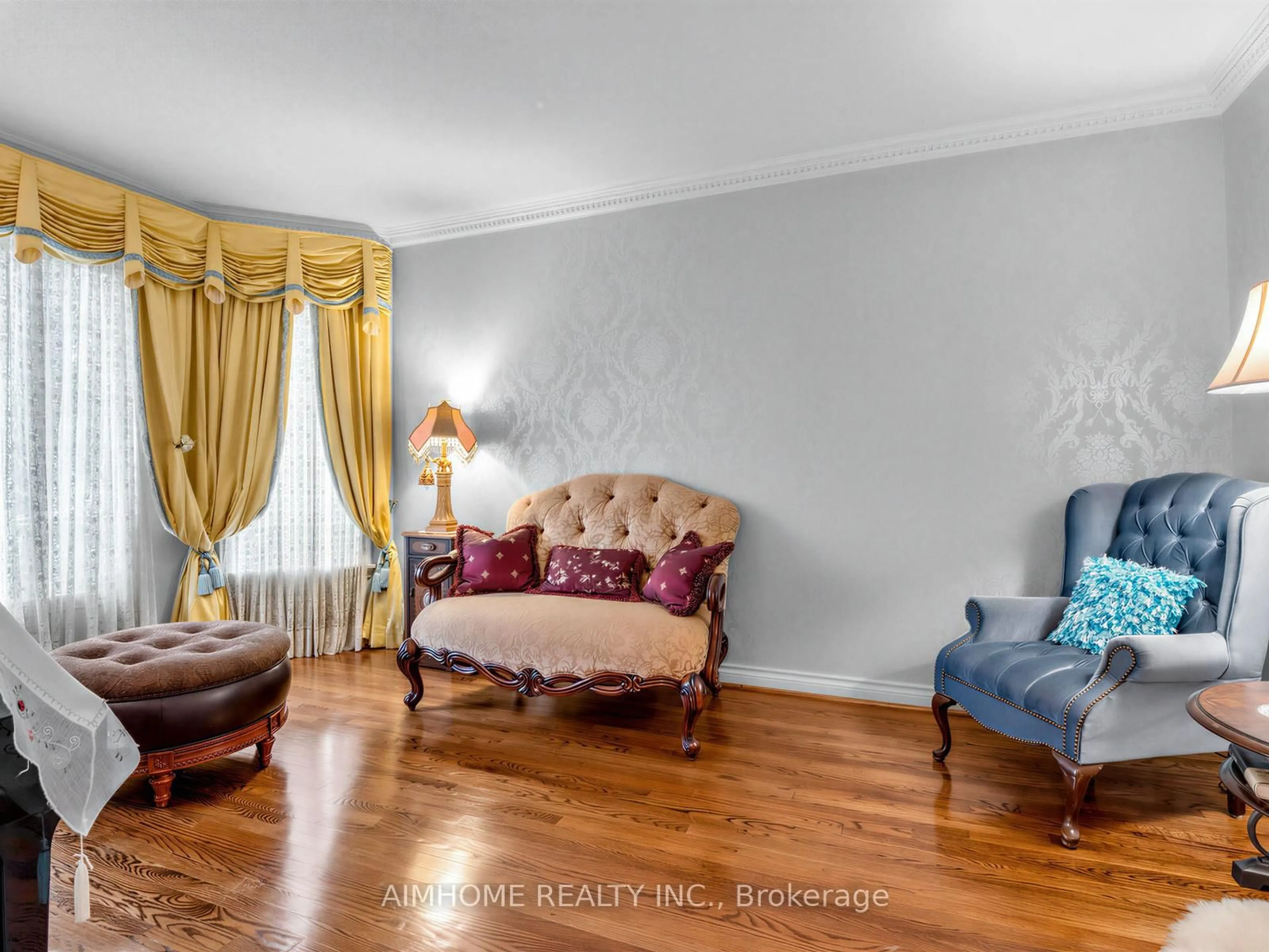 Living room with furniture, wood/laminate floor for 92 Braeside Sq, Markham Ontario L3R 0A5