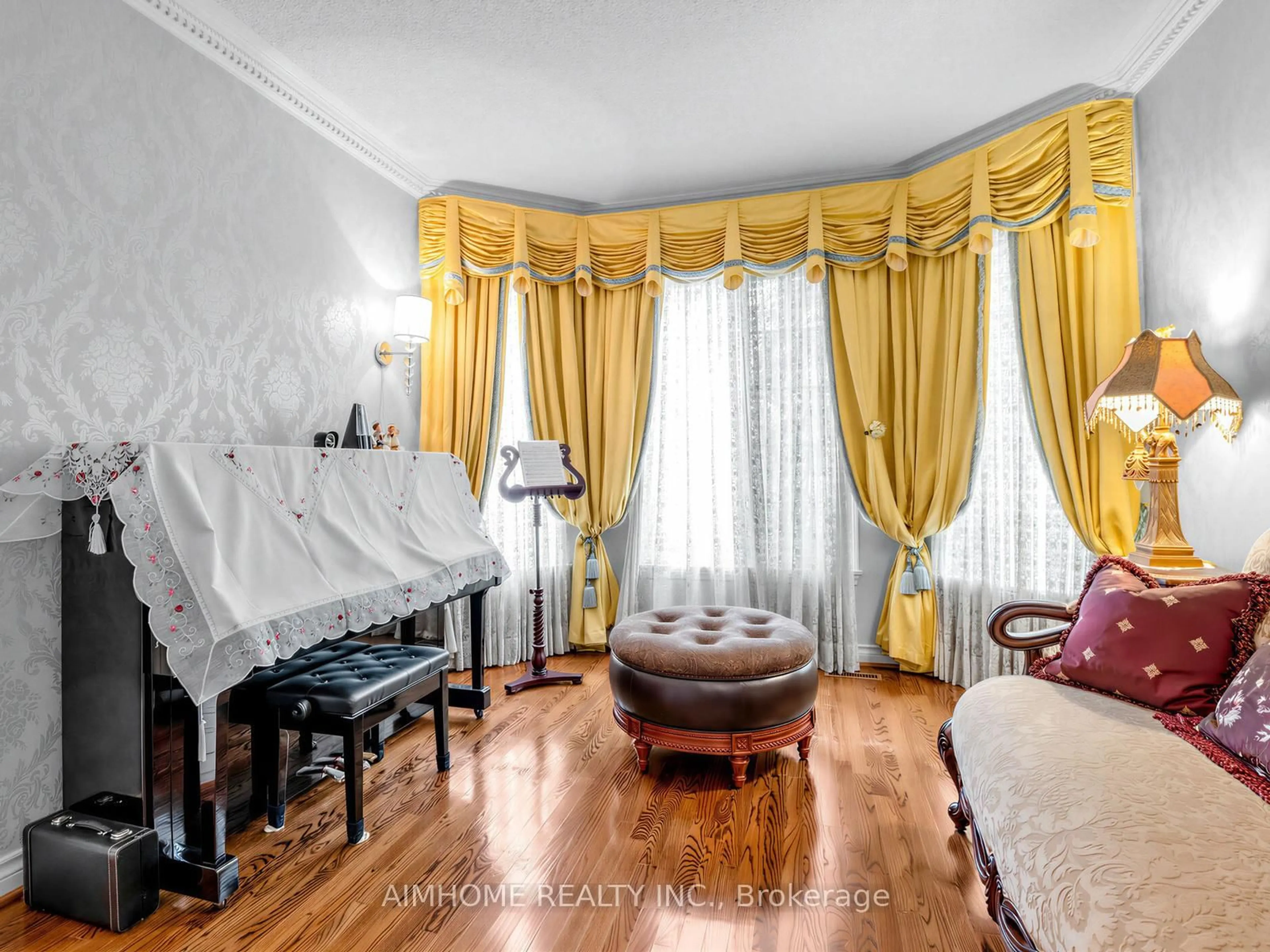 Living room with furniture, unknown for 92 Braeside Sq, Markham Ontario L3R 0A5