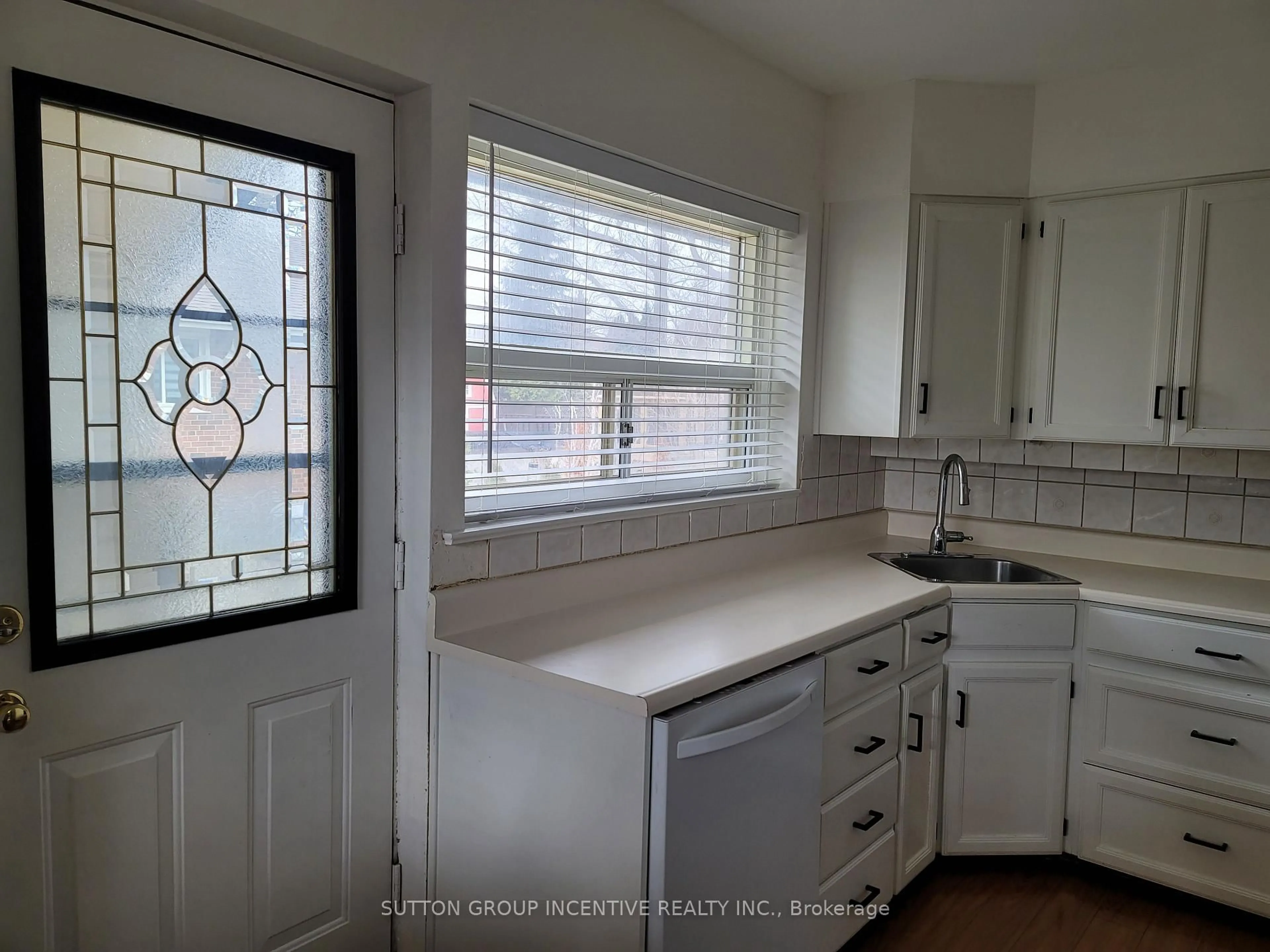 Standard kitchen, ceramic/tile floor for 73 Beaverton Rd, Richmond Hill Ontario L4C 2H8