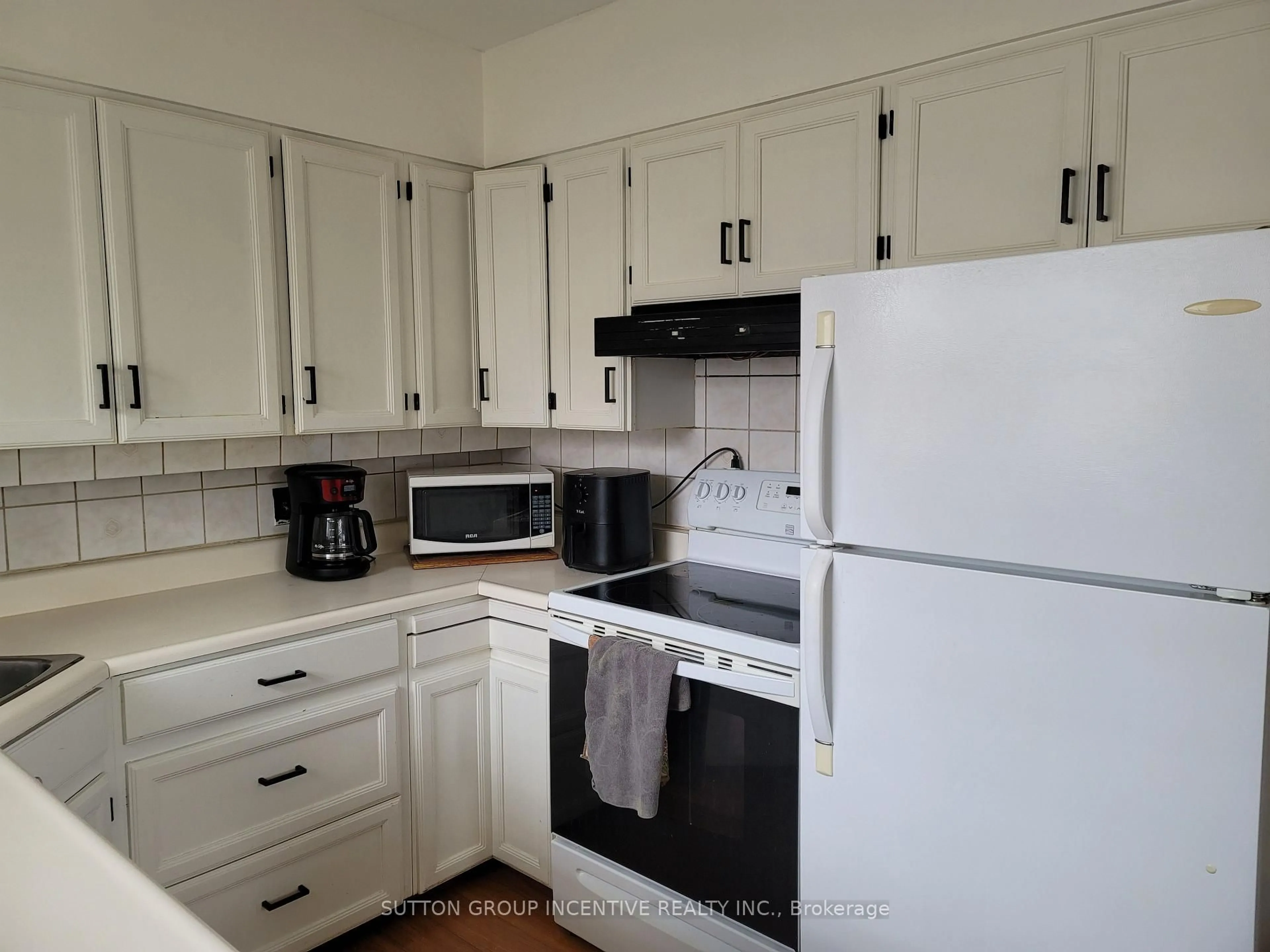Standard kitchen, unknown for 73 Beaverton Rd, Richmond Hill Ontario L4C 2H8